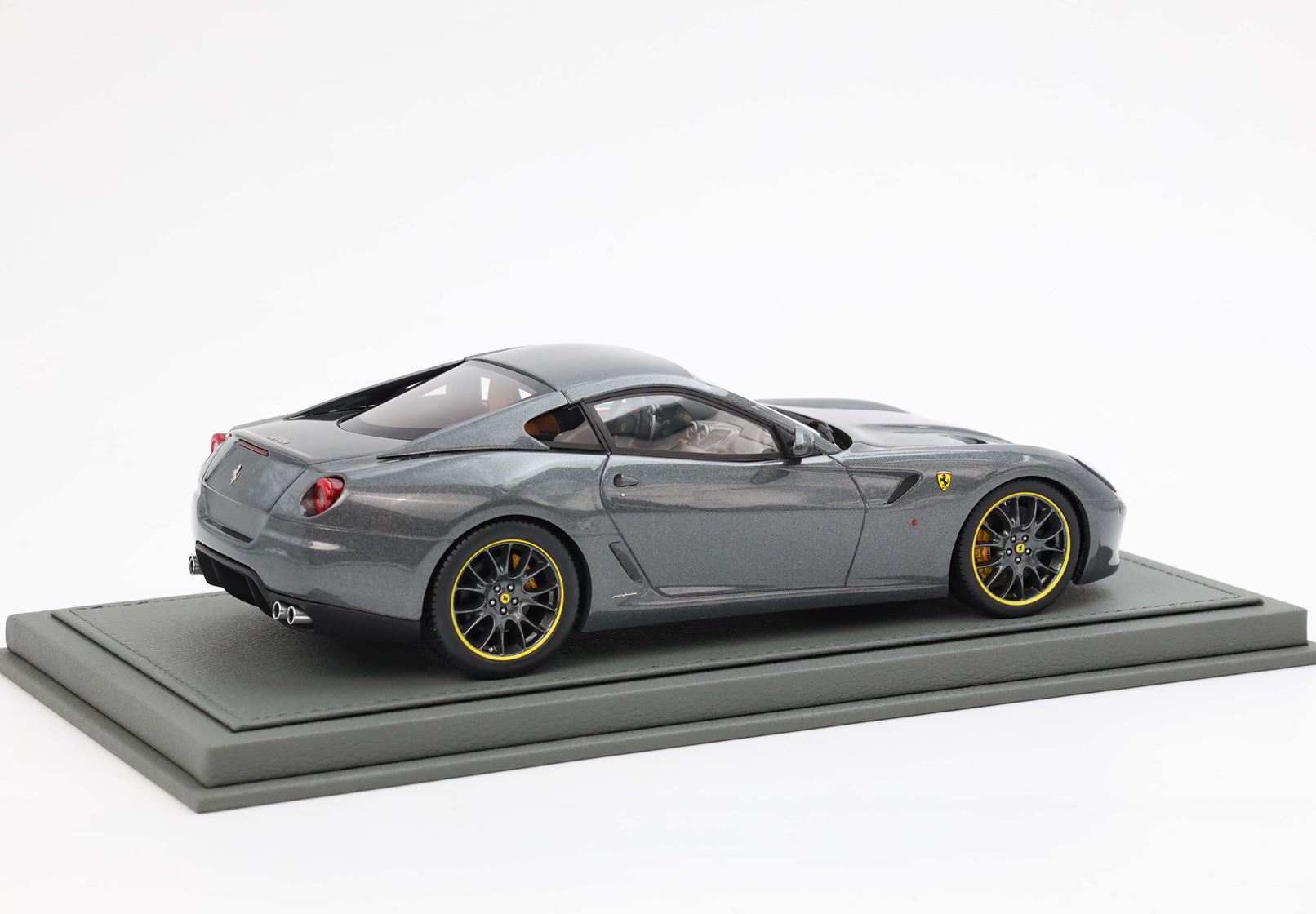 BBR Ferrari 599 GTB Fiorano 2006 - Silverstone Grey | 1:18 - Imagen 2