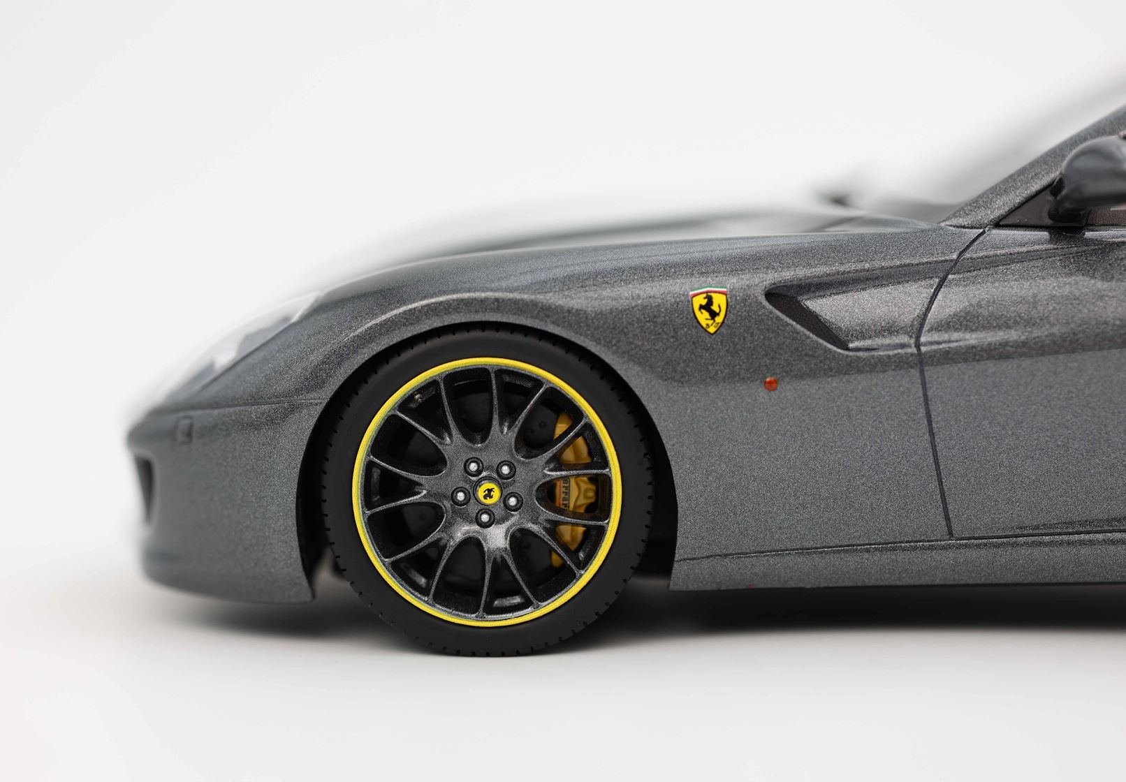 BBR Ferrari 599 GTB Fiorano 2006 - Silverstone Grey | 1:18 - Imagen 4