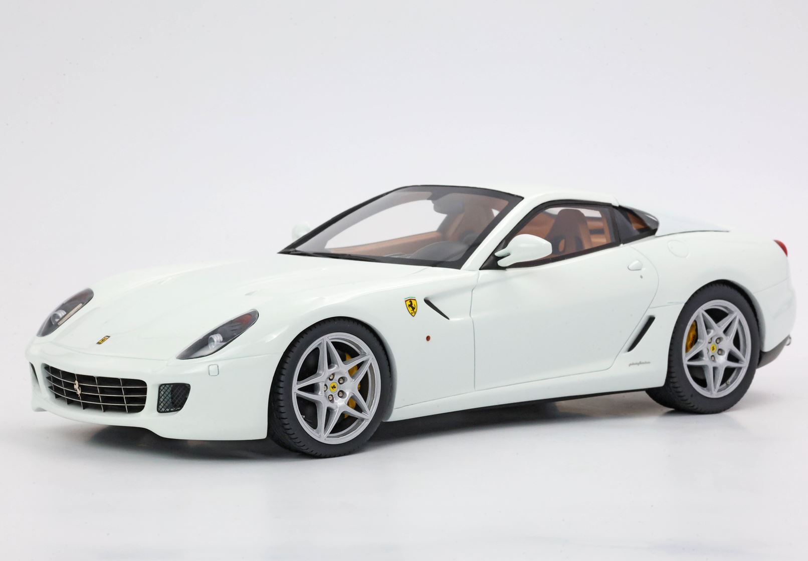 BBR Ferrari 599 GTB Fiorano 2006 - Avus White | 1:18 - Imagen 4
