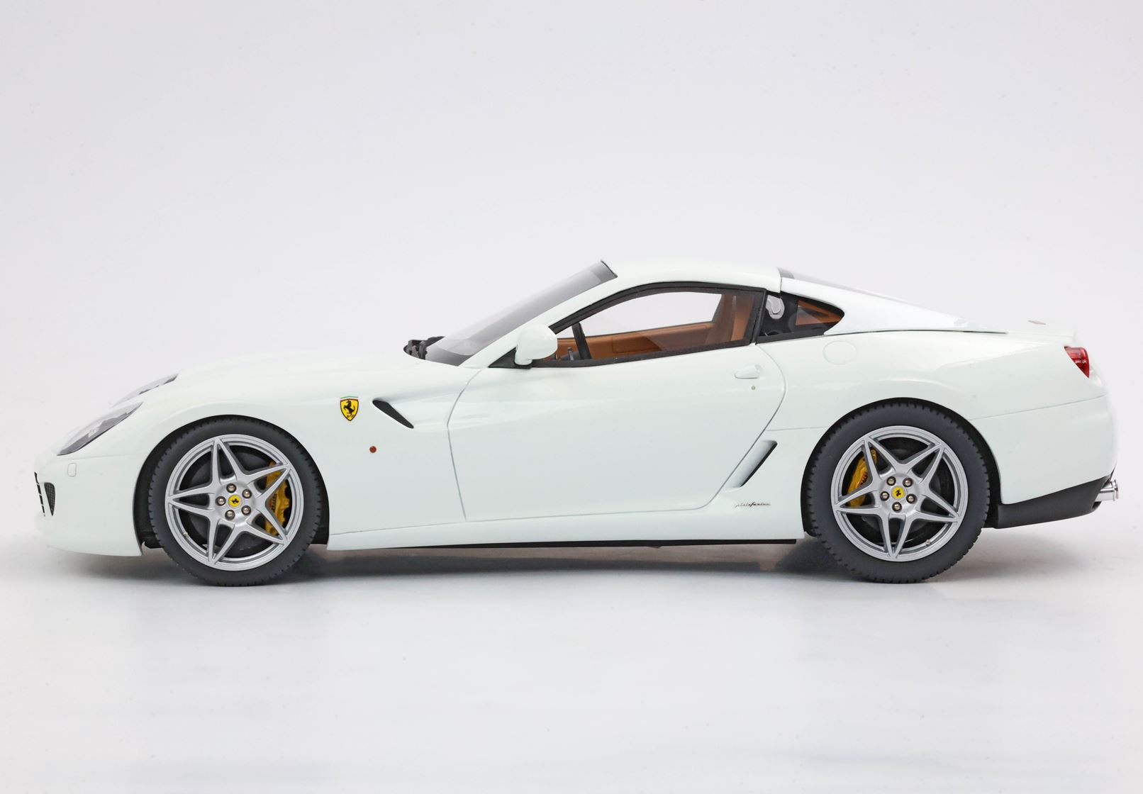 BBR Ferrari 599 GTB Fiorano 2006 - Avus White | 1:18 - Imagen 5