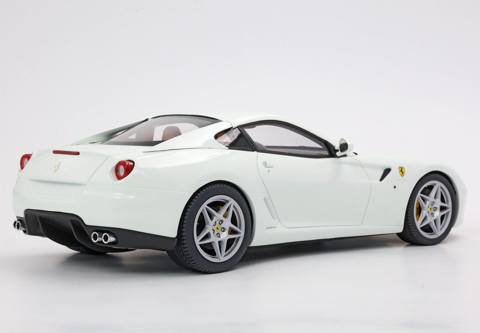 BBR Ferrari 599 GTB Fiorano 2006 - Avus White | 1:18 - Imagen 6
