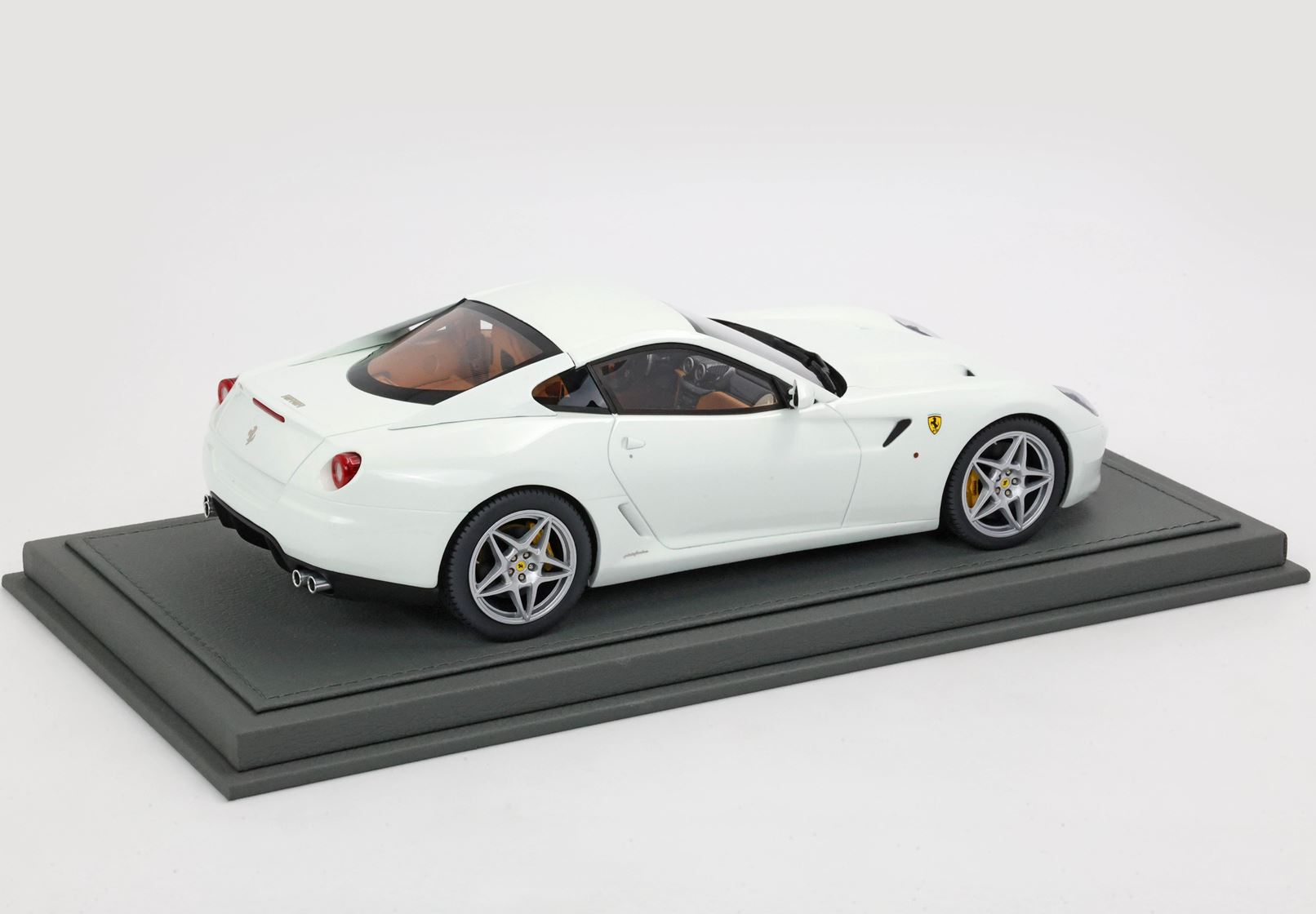 BBR Ferrari 599 GTB Fiorano 2006 - Avus White | 1:18 - Imagen 3