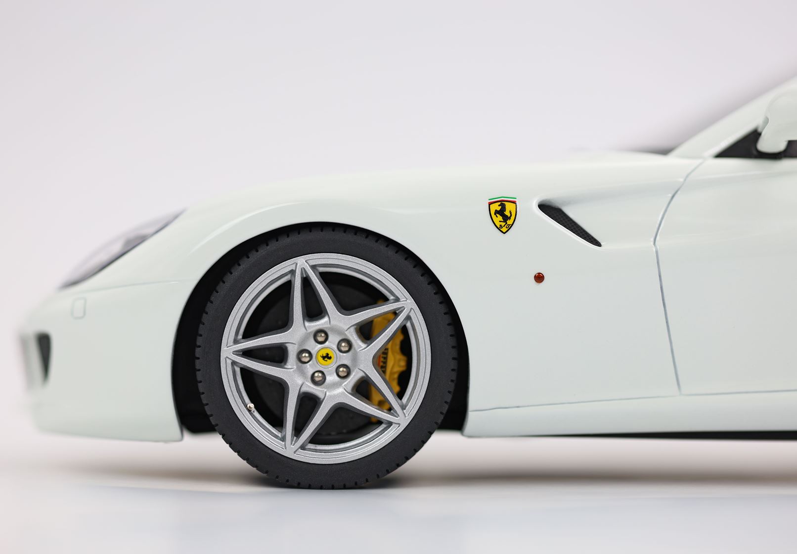BBR Ferrari 599 GTB Fiorano 2006 - Avus White | 1:18 - Imagen 7