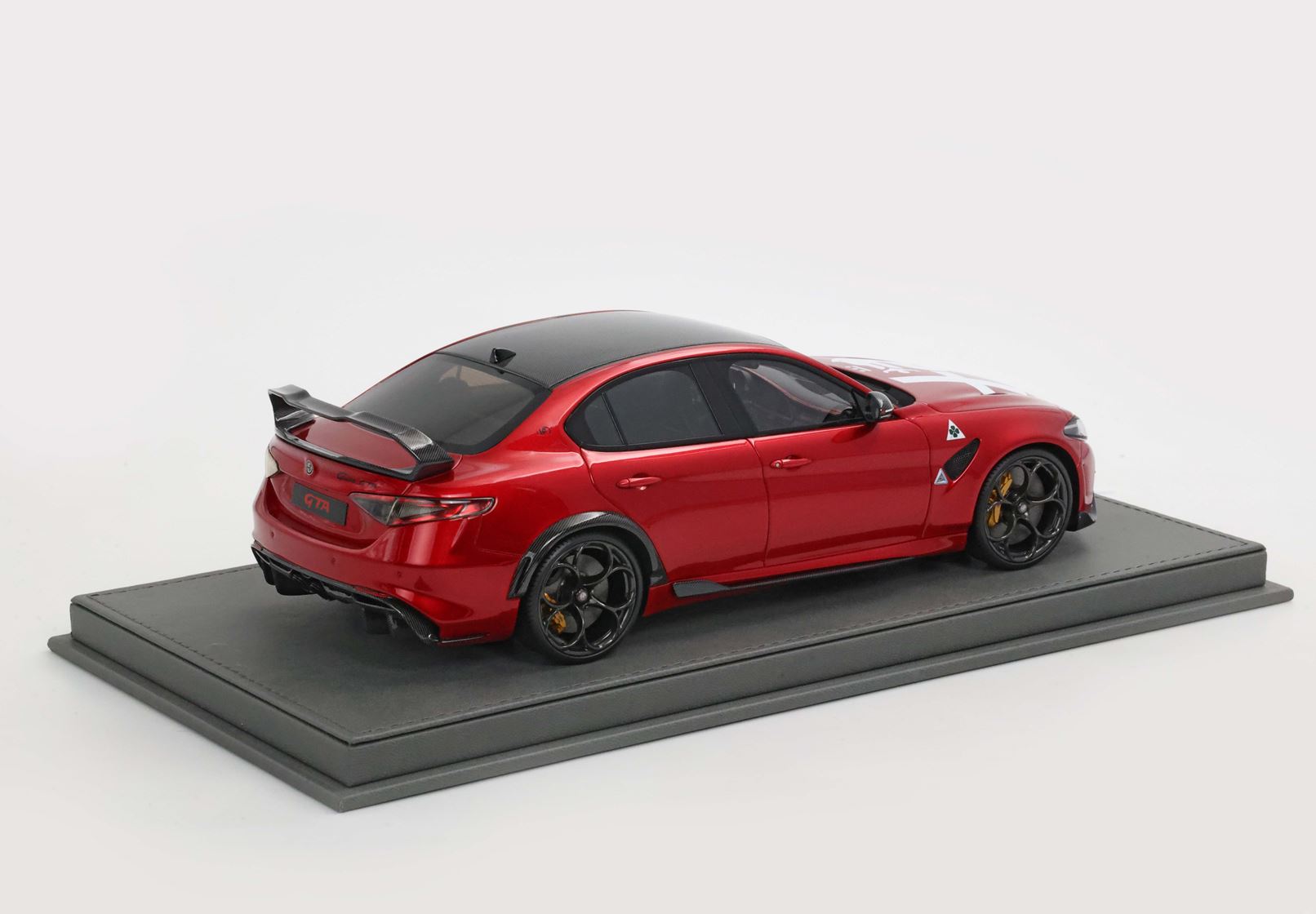 BBR Alfa Romeo Giulia GTA with Alfa Romeo Logo and Rear Spoiler - GTA Red | 1:18 - Imagen 3