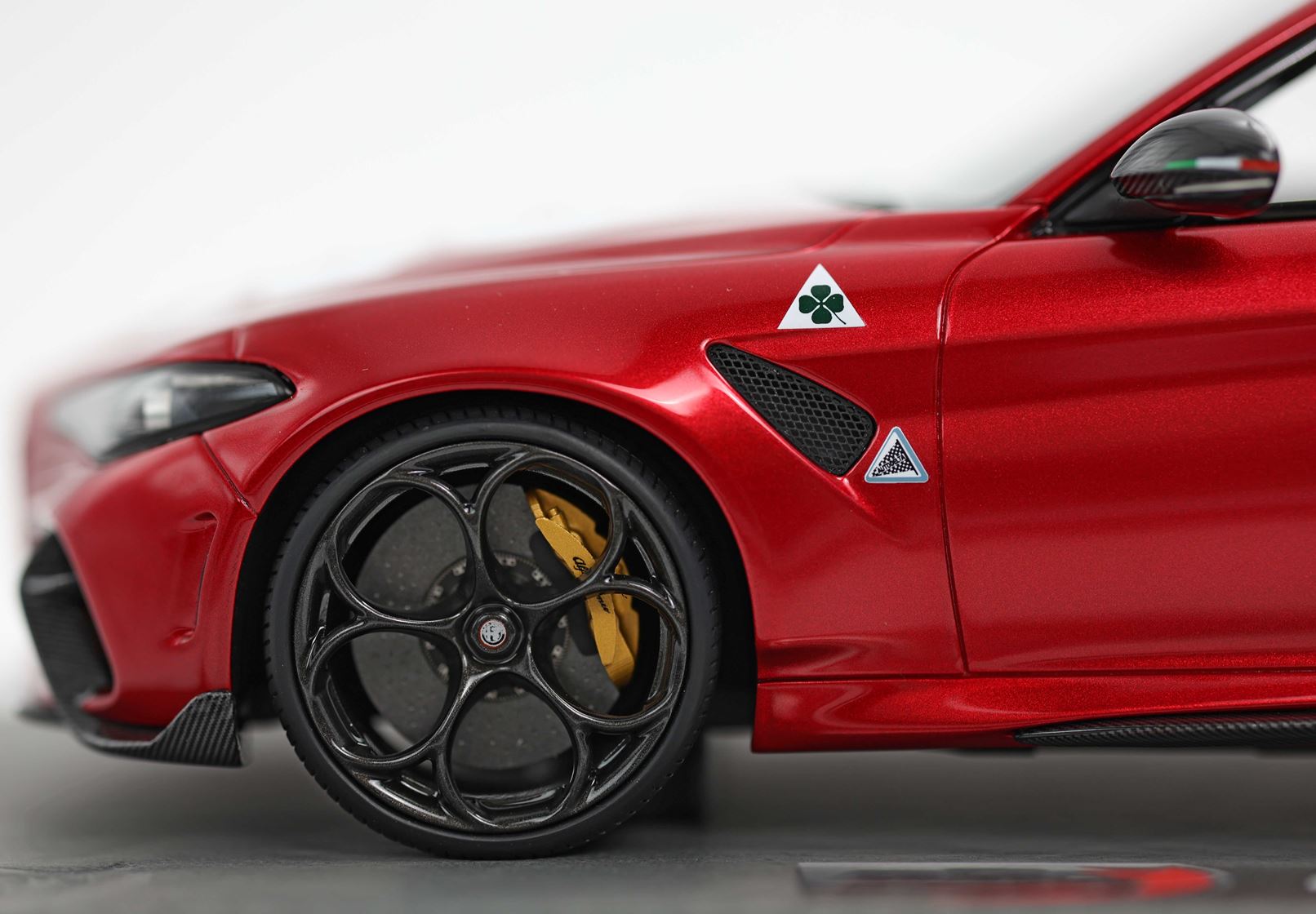 BBR Alfa Romeo Giulia GTA with Alfa Romeo Logo and Rear Spoiler - GTA Red | 1:18 - Imagen 5