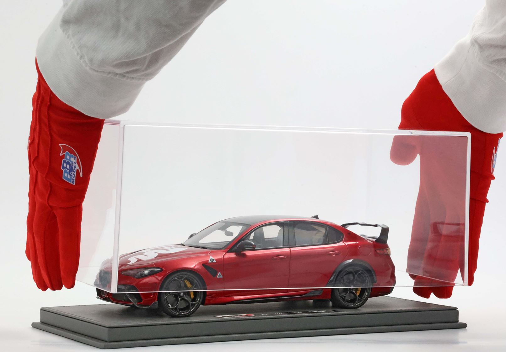 BBR Alfa Romeo Giulia GTA with Alfa Romeo Logo and Rear Spoiler - GTA Red | 1:18 - Imagen 2