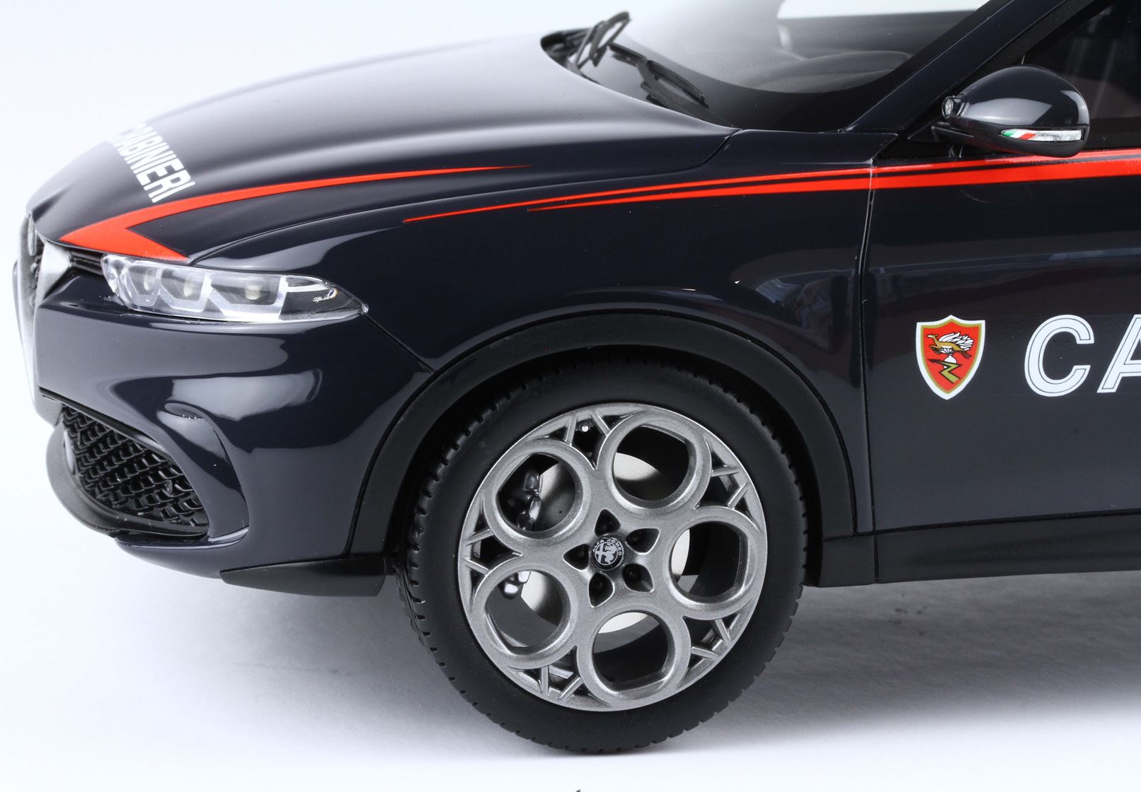 BBR Alfa Romeo Tonale Carabinieri | 1:18 - Imagen 3