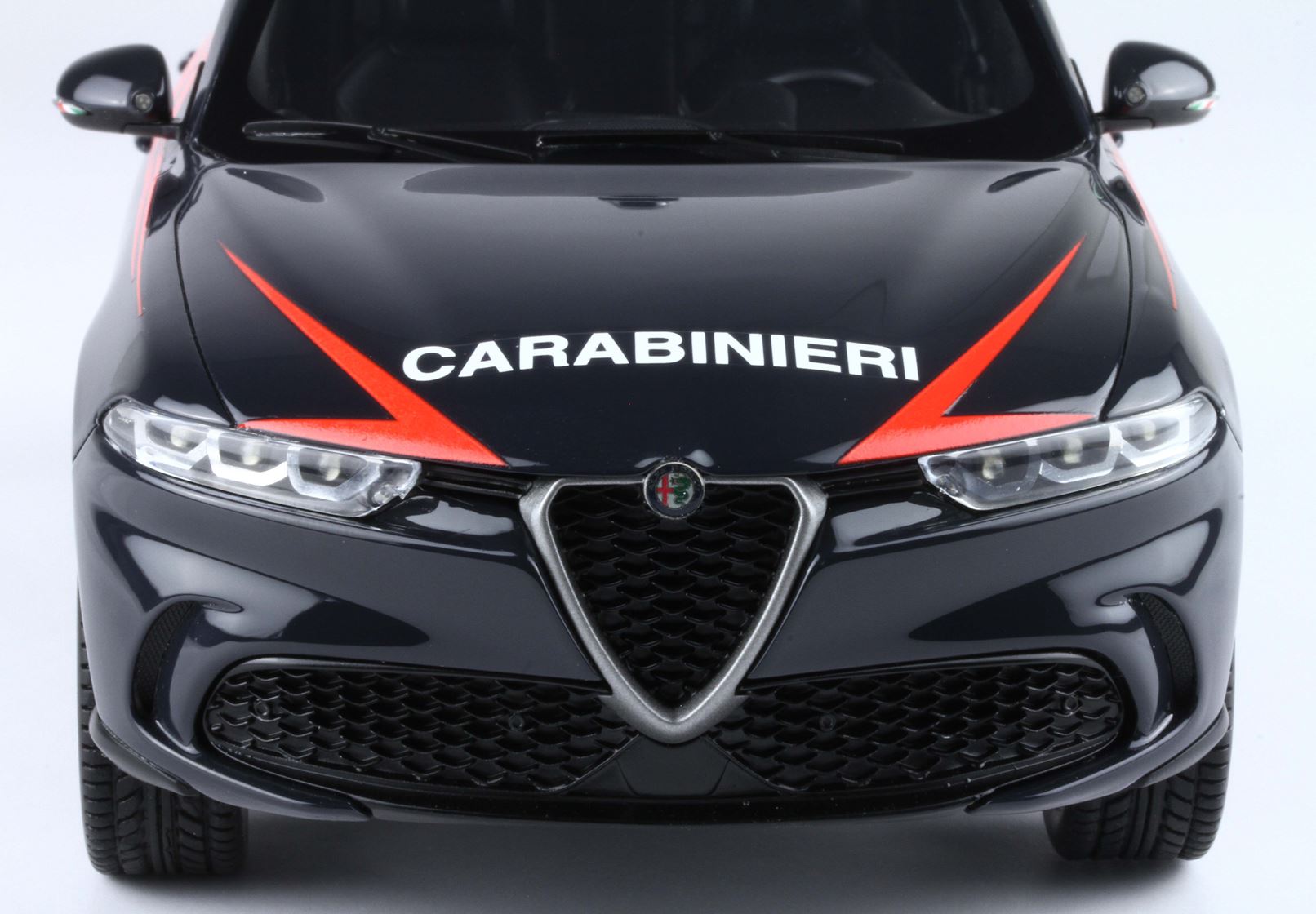 BBR Alfa Romeo Tonale Carabinieri | 1:18 - Imagen 5