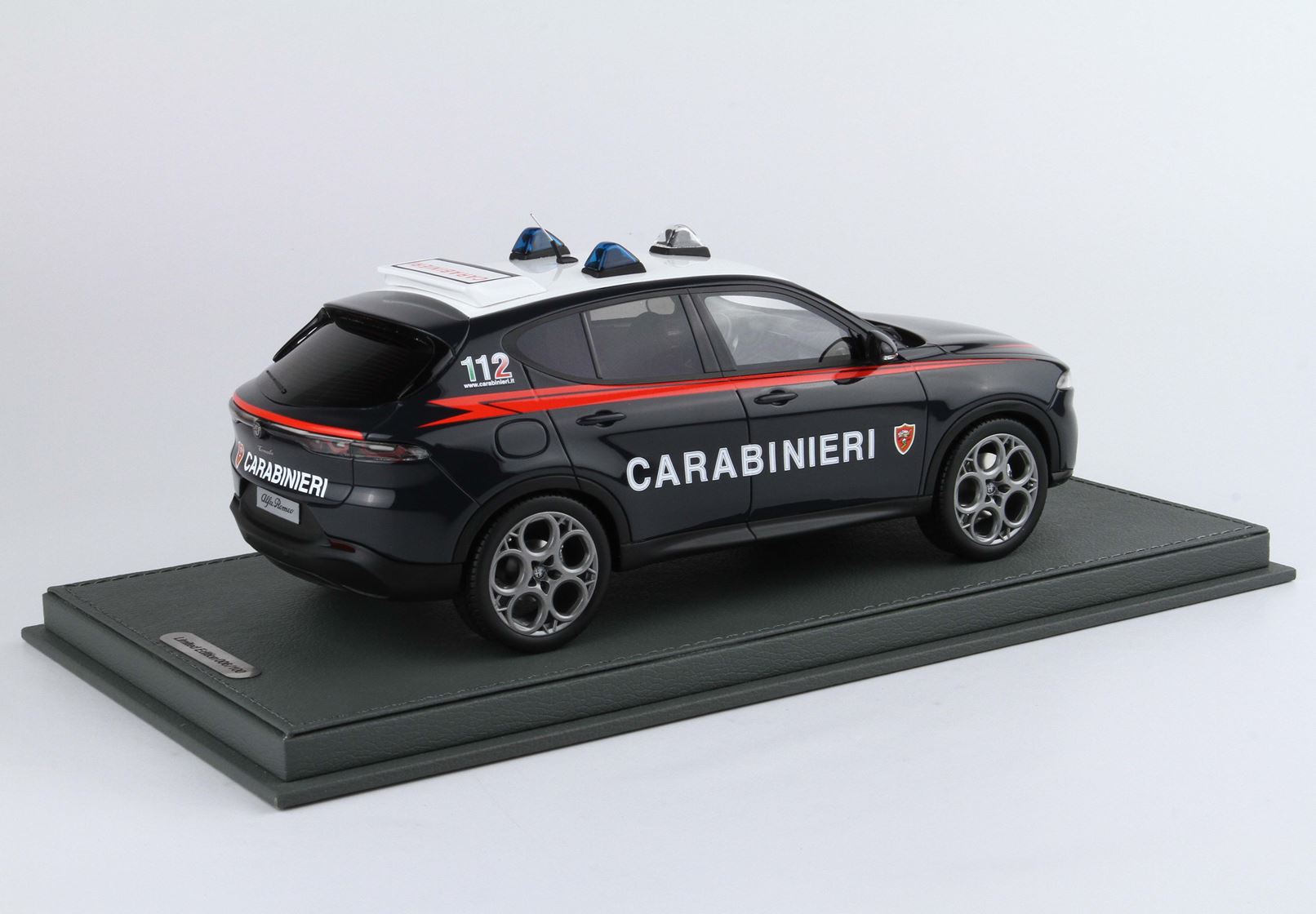BBR Alfa Romeo Tonale Carabinieri | 1:18 - Imagen 2