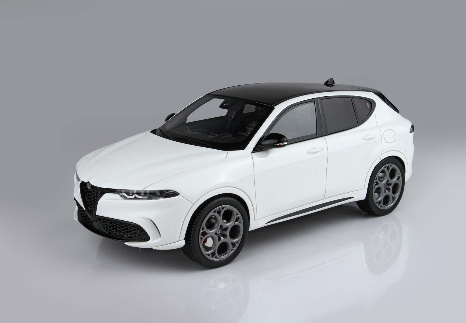 BBR Alfa Romeo Tonale Tributo Plug-in Hybrid - Alfa White | 1:18 - Immagine 3