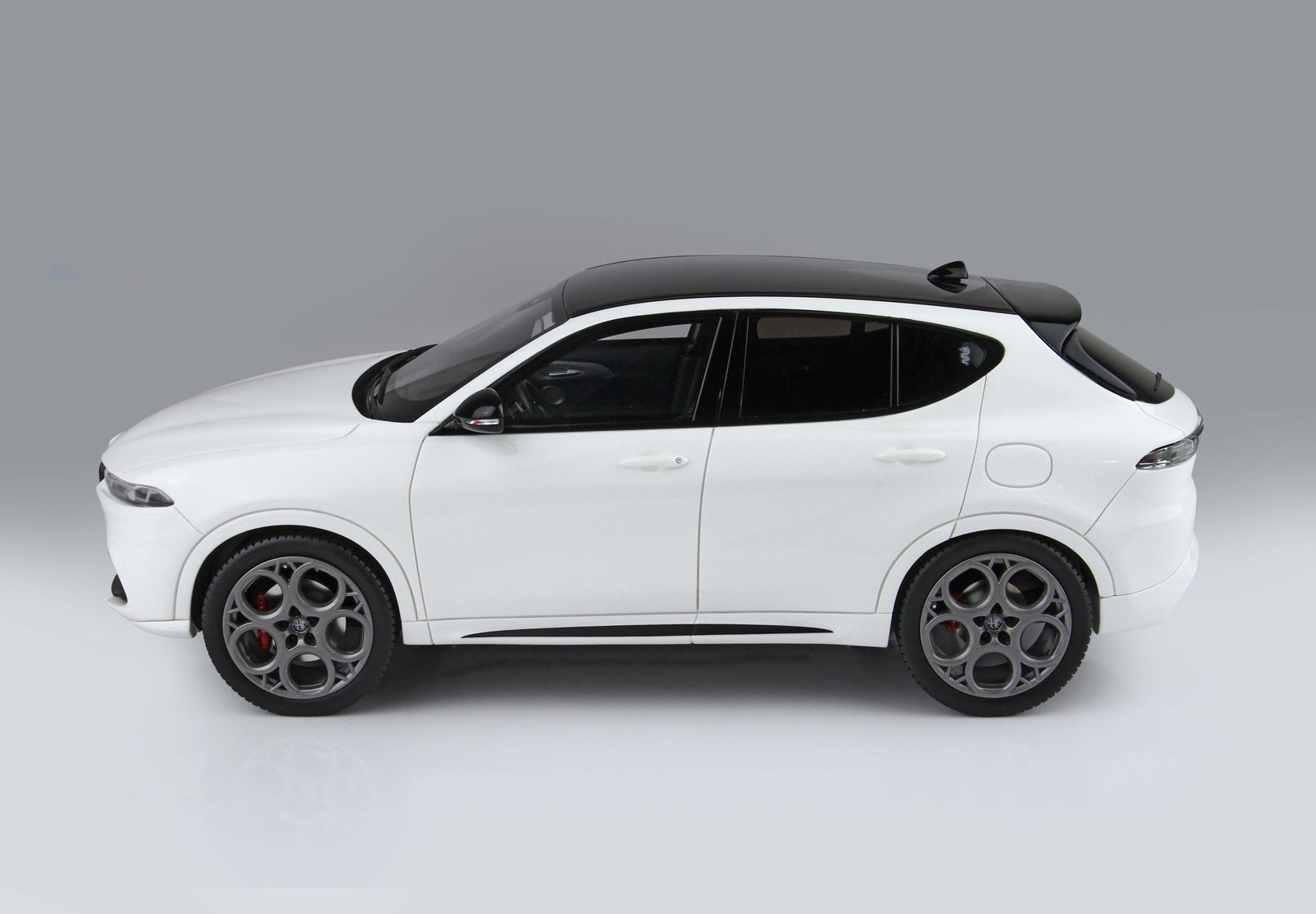 BBR Alfa Romeo Tonale Tributo Plug-in Hybrid - Alfa White | 1:18 - Immagine 5