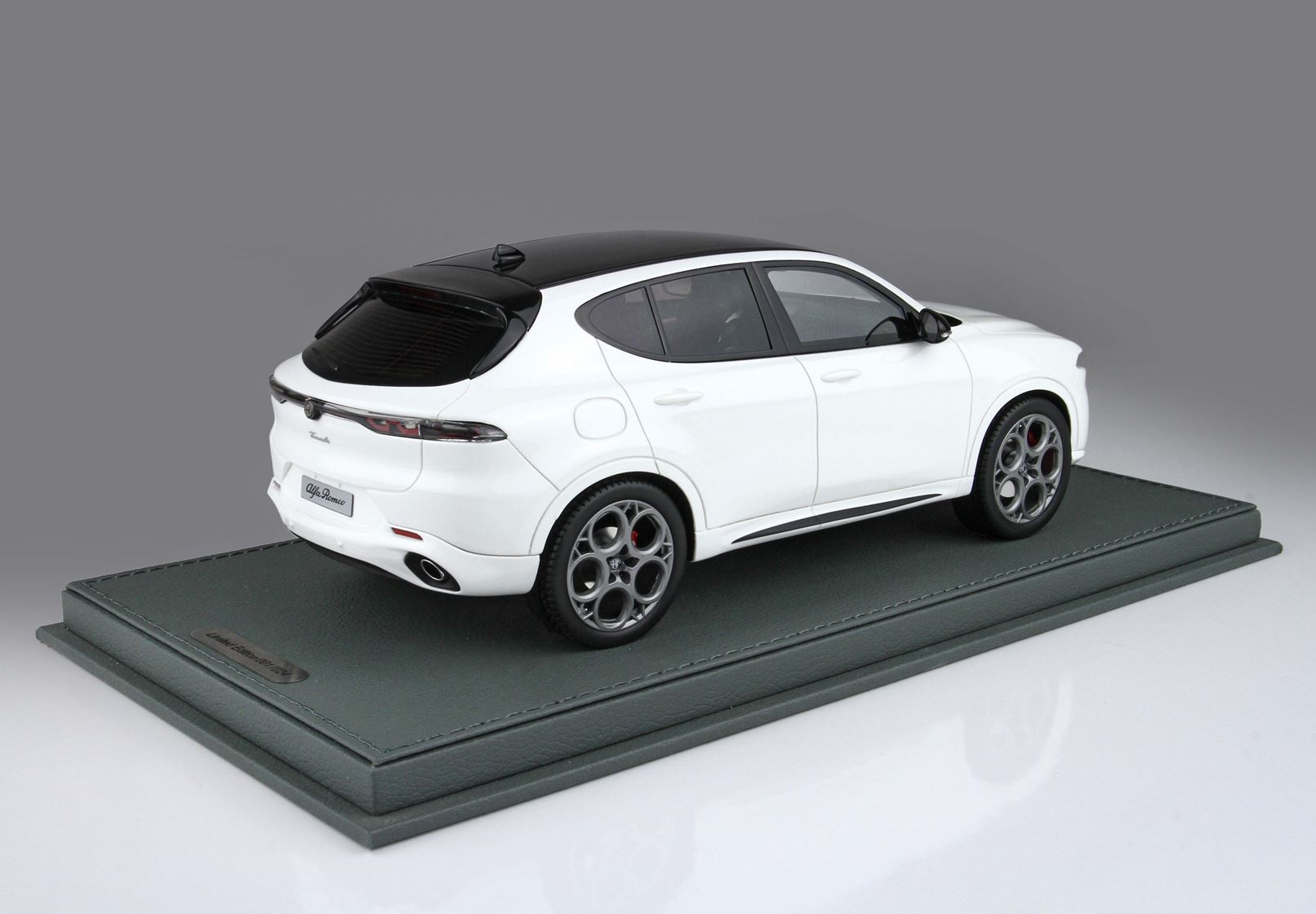 BBR Alfa Romeo Tonale Tributo Plug-in Hybrid - Alfa White | 1:18 - Immagine 2