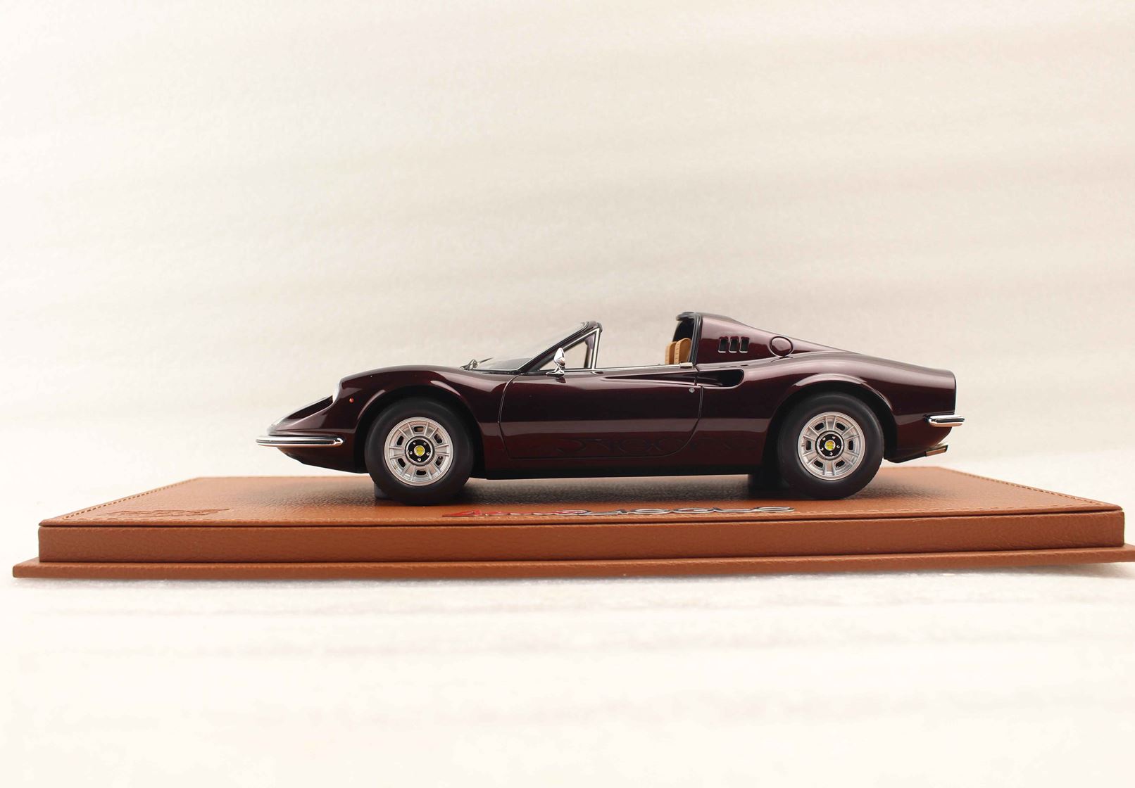 BBR Ferrari Dino 246 GTS 1972 - Burgundy | 1:18 - Imagen 3