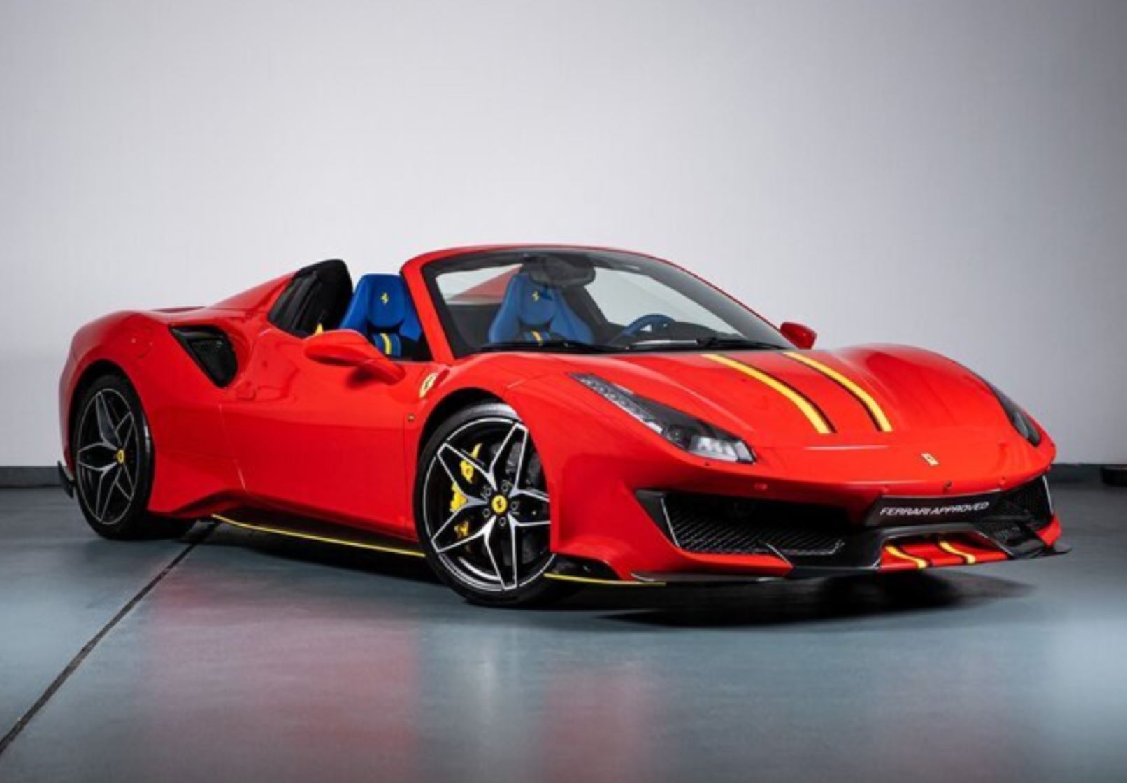 BBR Ferrari 488 Pista Spider - Rojo con Rayas Amarillas | 1:18
