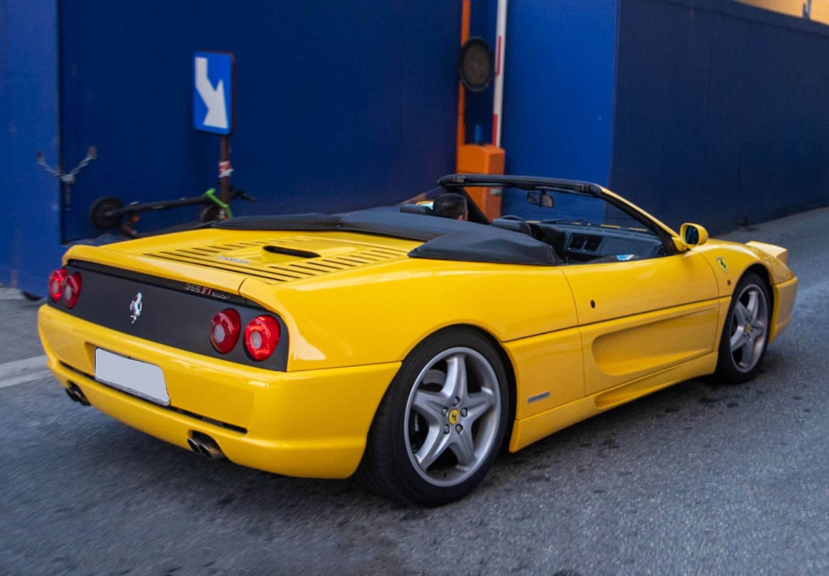 BBR Ferrari 355 F1 Spider Automatic Gearbox Challenge Grille - Modena Yellow | 1:18 - Image 4