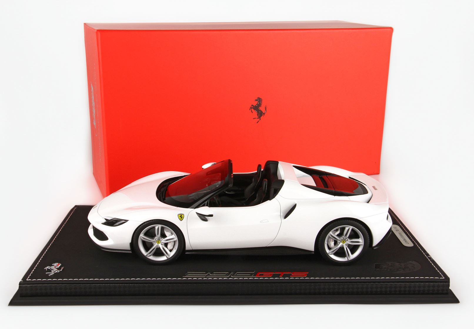 BBR Ferrari 296 GTS - Cervino White | 1:18 - Imagen 7