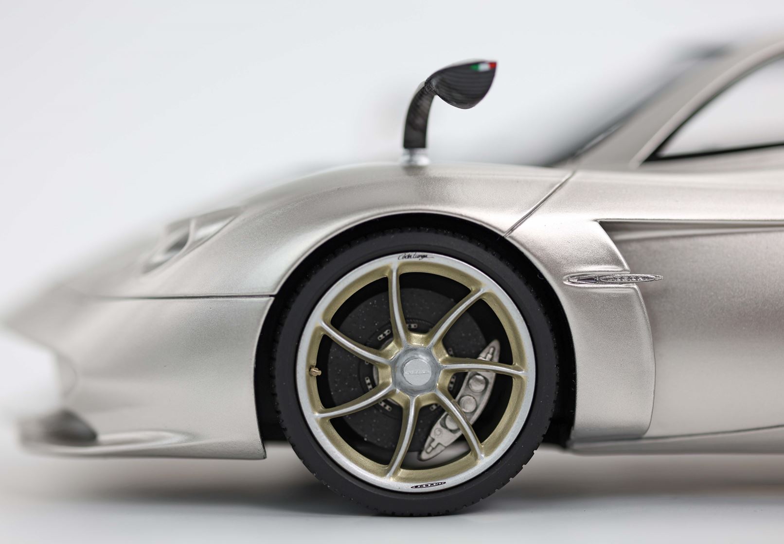 BBR Pagani Huayra Codalunga - Porsche Gold Bronze Metallic | 1:18 - Imagen 8