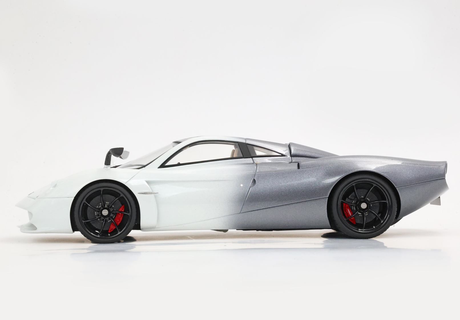 BBR Pagani Huayra Codalunga - Malta White - Gray Shade | 1:18 - Imagen 4