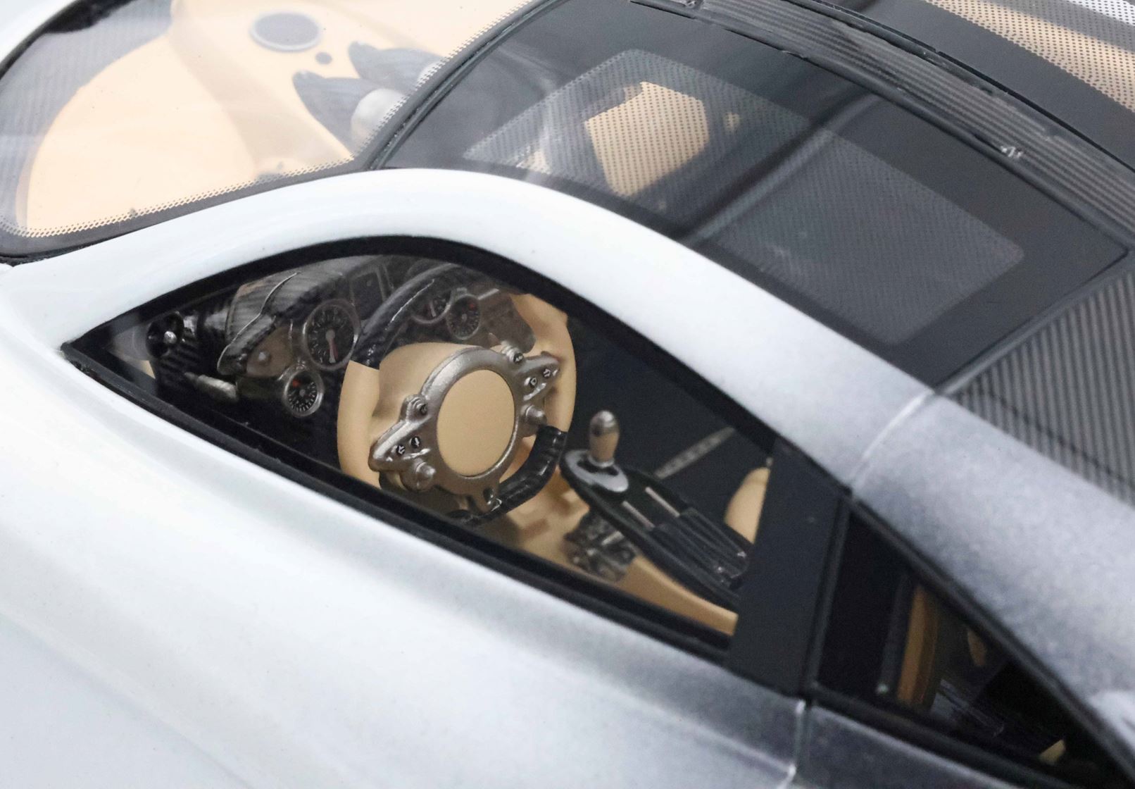 BBR Pagani Huayra Codalunga - Malta White - Gray Shade | 1:18 - Imagen 8