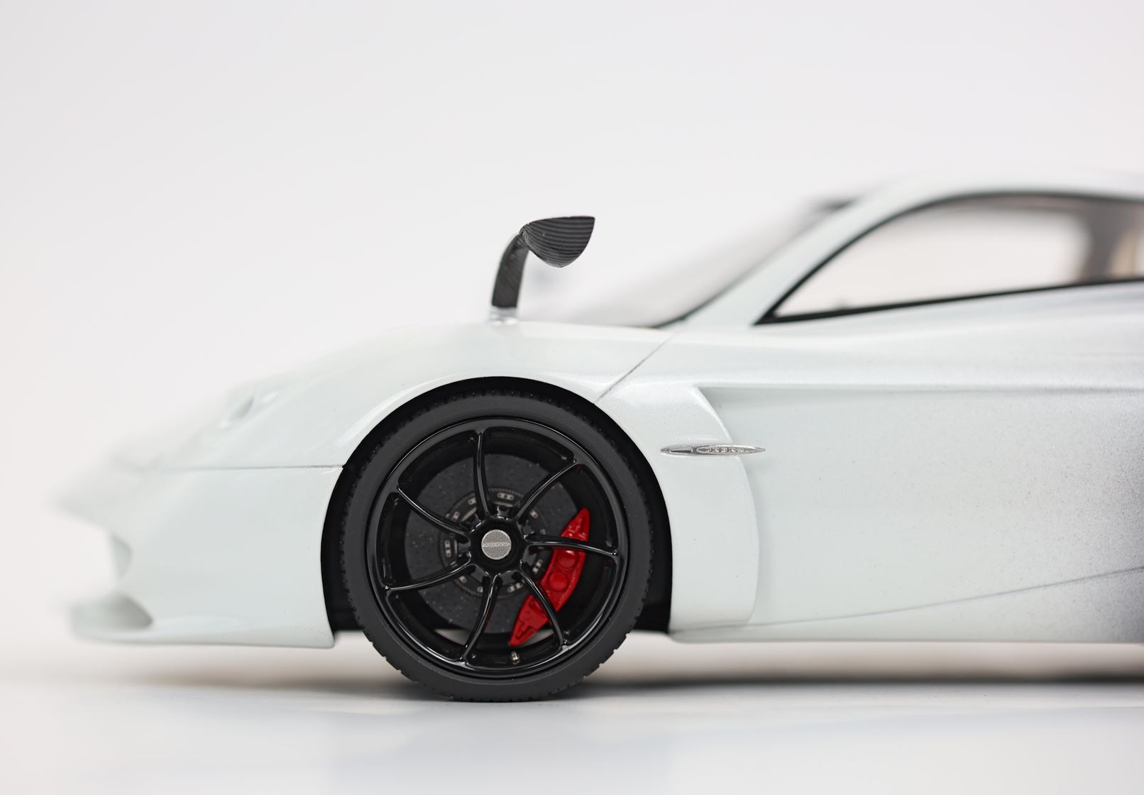 BBR Pagani Huayra Codalunga - Malta White - Gray Shade | 1:18 - Imagen 9