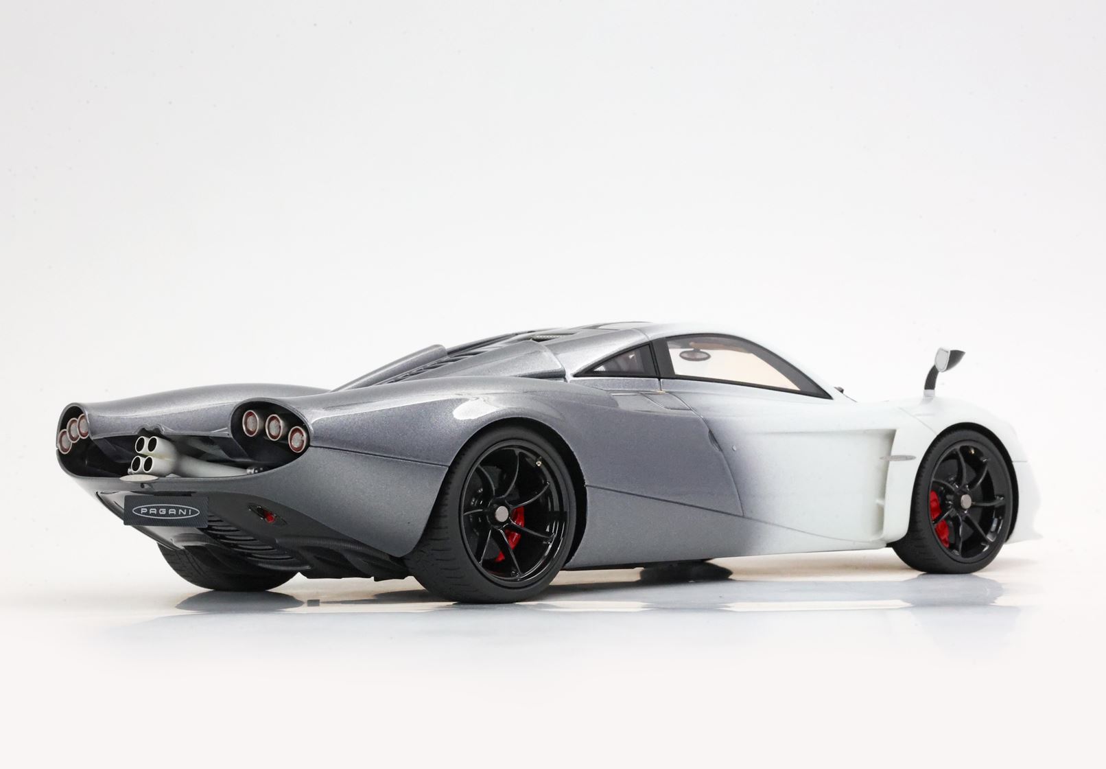 BBR Pagani Huayra Codalunga - Malta White - Gray Shade | 1:18 - Imagen 6