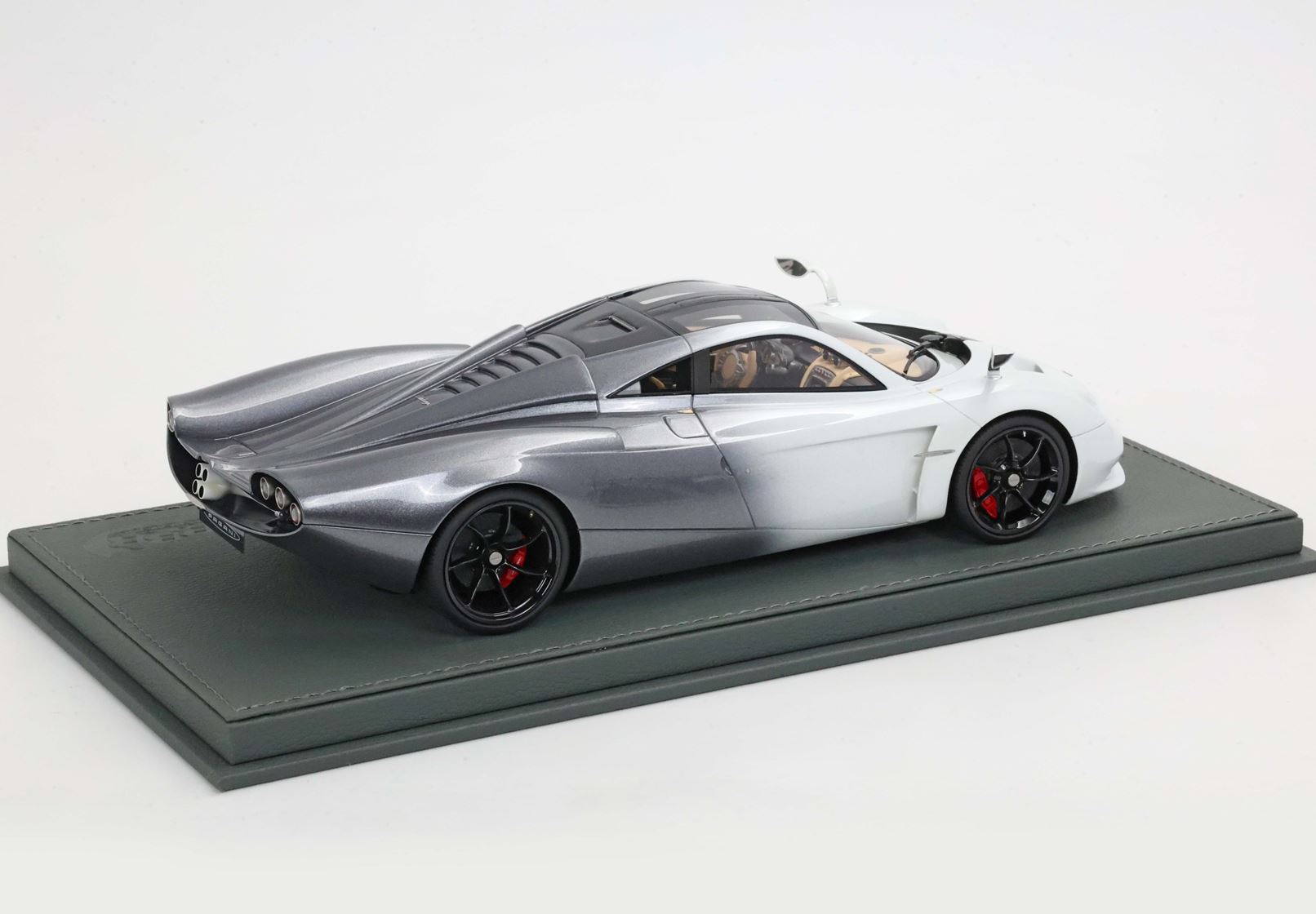 BBR Pagani Huayra Codalunga - Malta White - Gray Shade | 1:18 - Imagen 2