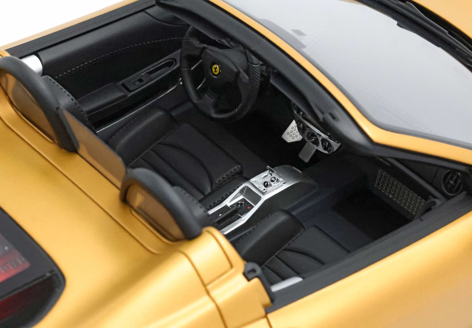 BBR Ferrari 360 Modena Spider Cambio Automatico (Challenge Rear Grille) - Matt Gold / Black | 1:18 - Imagen 4
