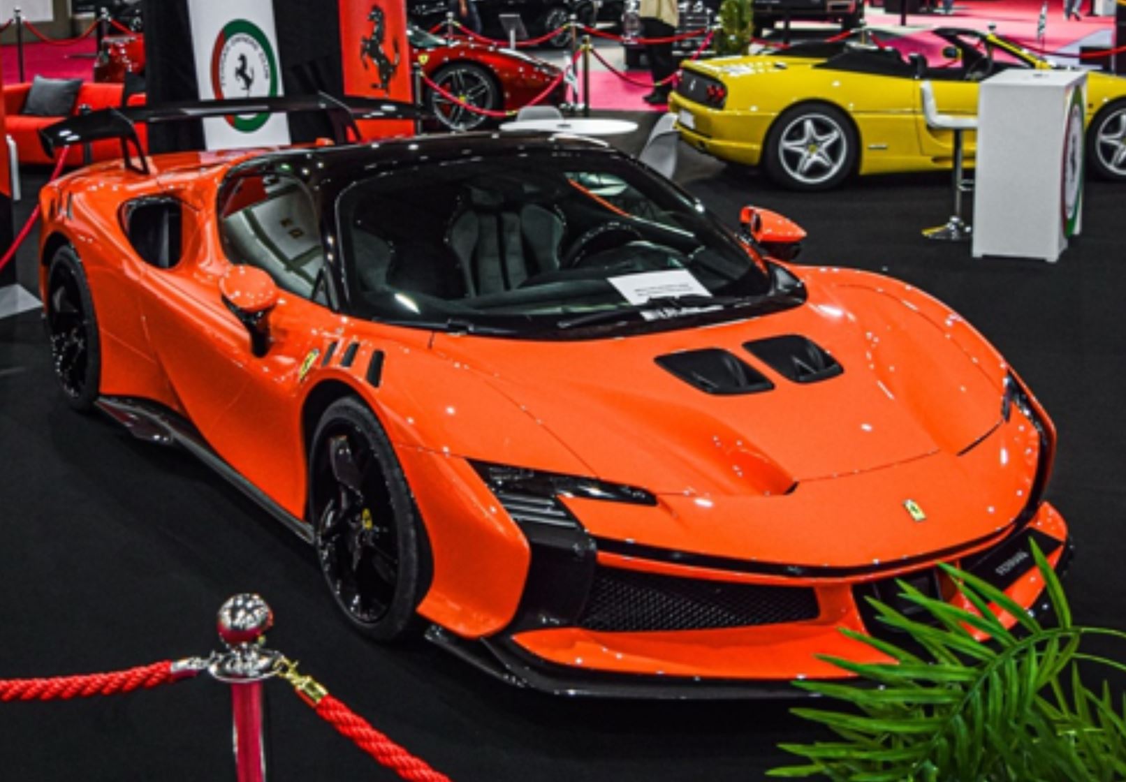 BBR フェラーリ SF90 XX スパイダー - ディーノレッド | 1:18