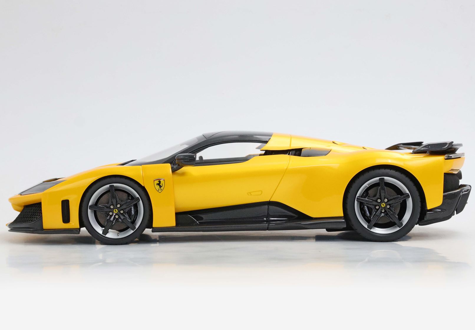 BBR Ferrari F80 Black Brakes, Carbon Roof and Spoiler - Triple Layer Yellow | 1:18 - Imagen 9