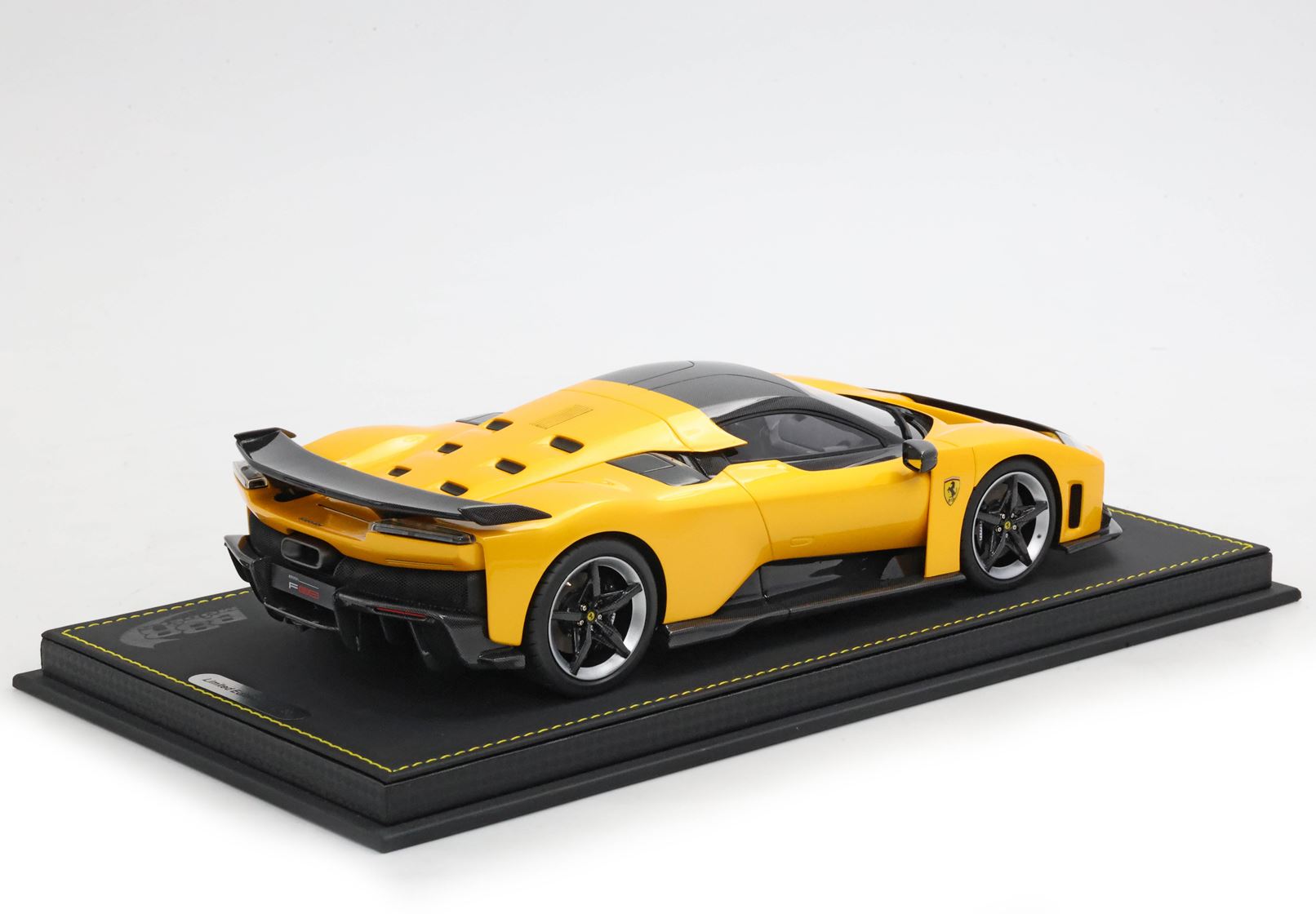 BBR Ferrari F80 Black Brakes, Carbon Roof and Spoiler - Triple Layer Yellow | 1:18 - Imagen 3