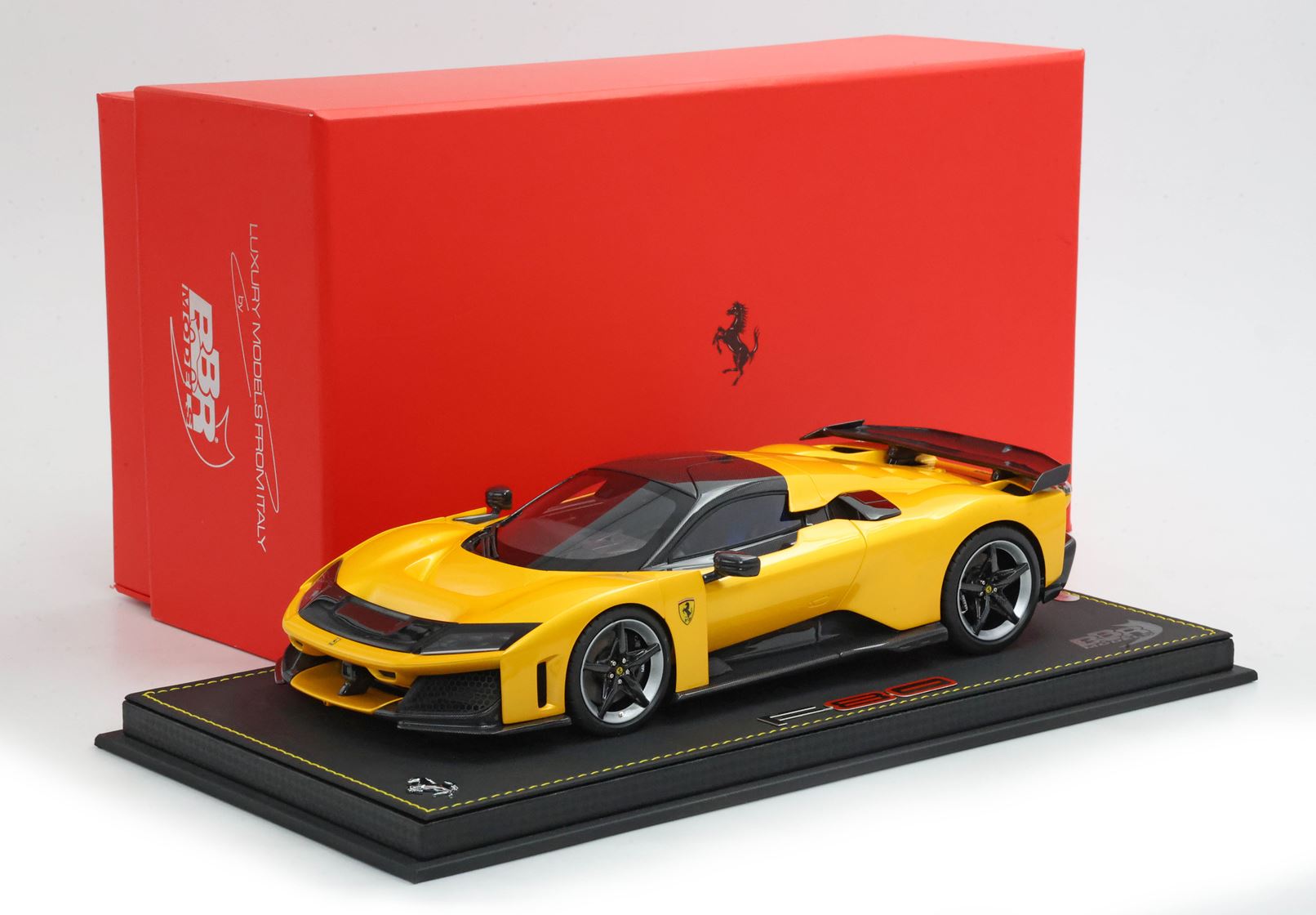 BBR Ferrari F80 Black Brakes, Carbon Roof and Spoiler - Triple Layer Yellow | 1:18 - Imagen 10