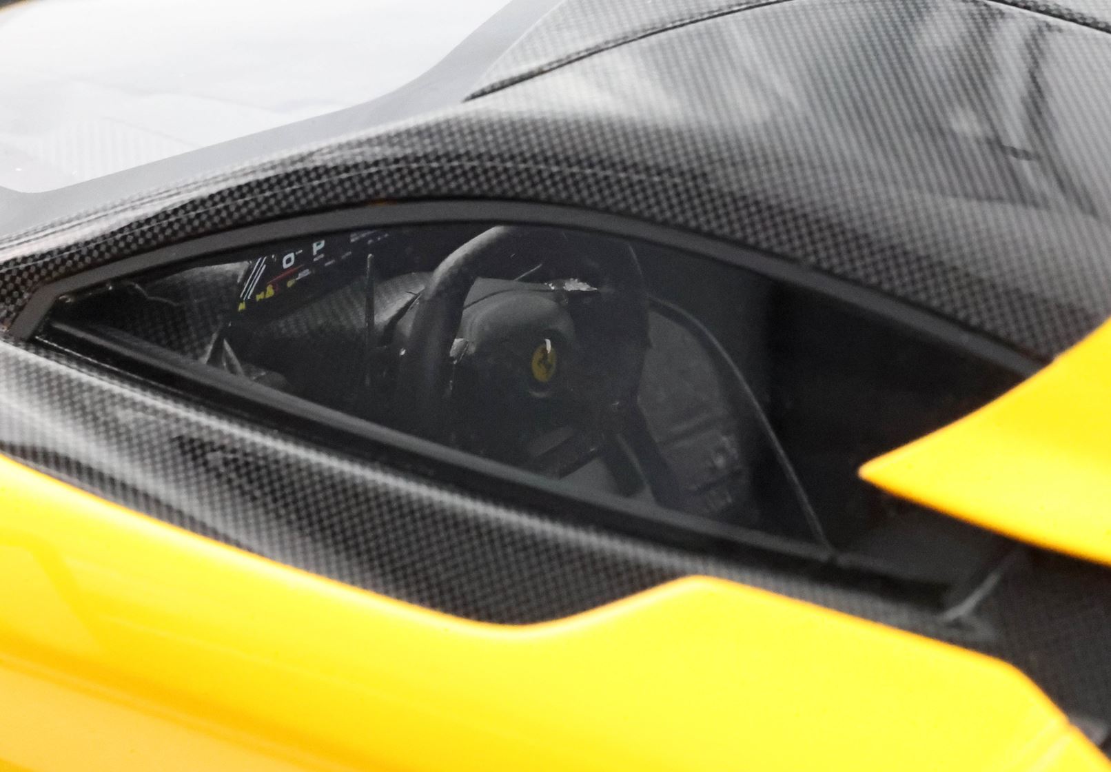 BBR Ferrari F80 Black Brakes, Carbon Roof and Spoiler - Triple Layer Yellow | 1:18 - Imagen 4