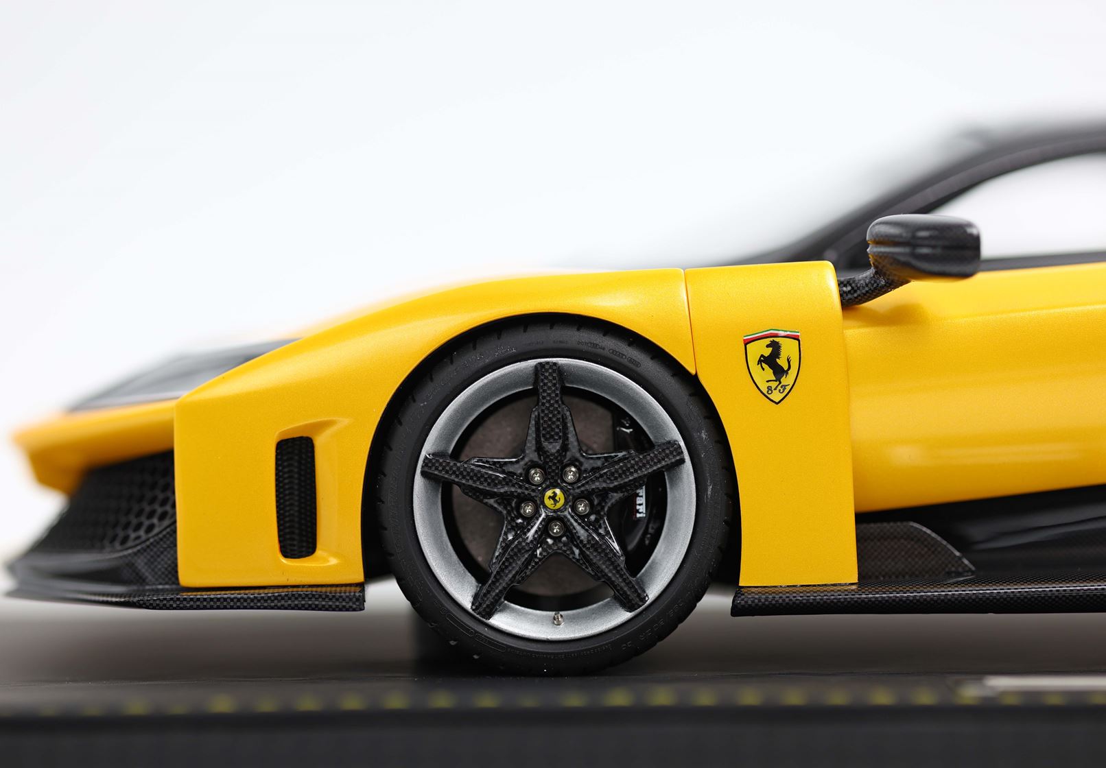 BBR Ferrari F80 Black Brakes, Carbon Roof and Spoiler - Triple Layer Yellow | 1:18 - Imagen 5