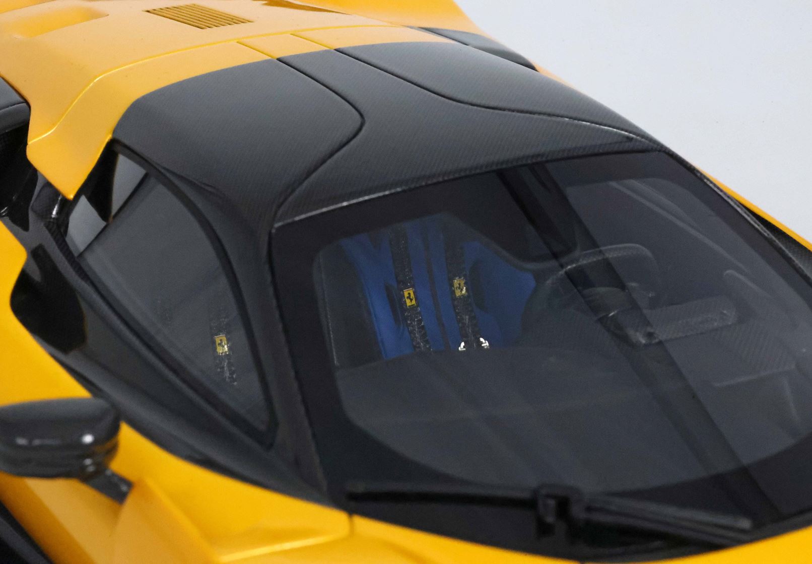 BBR Ferrari F80 Black Brakes, Carbon Roof and Spoiler - Triple Layer Yellow | 1:18 - Imagen 6