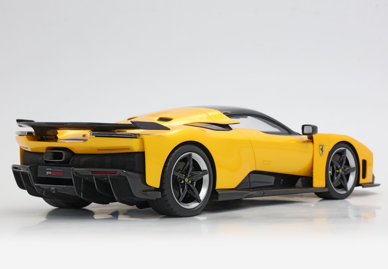 BBR Ferrari F80 Black Brakes, Carbon Roof and Spoiler - Triple Layer Yellow | 1:18 - Imagen 7