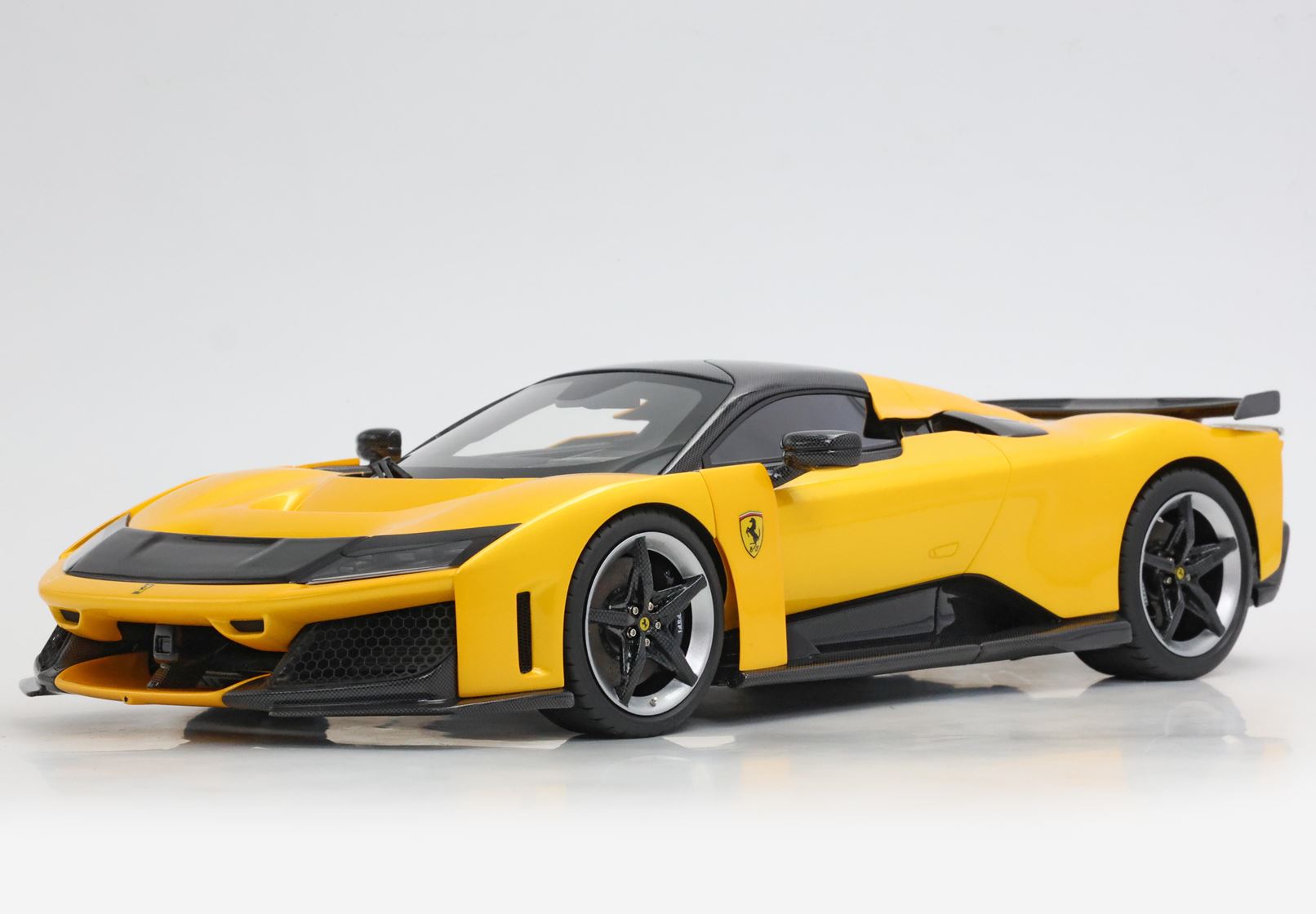 BBR Ferrari F80 Black Brakes, Carbon Roof and Spoiler - Triple Layer Yellow | 1:18 - Imagen 8