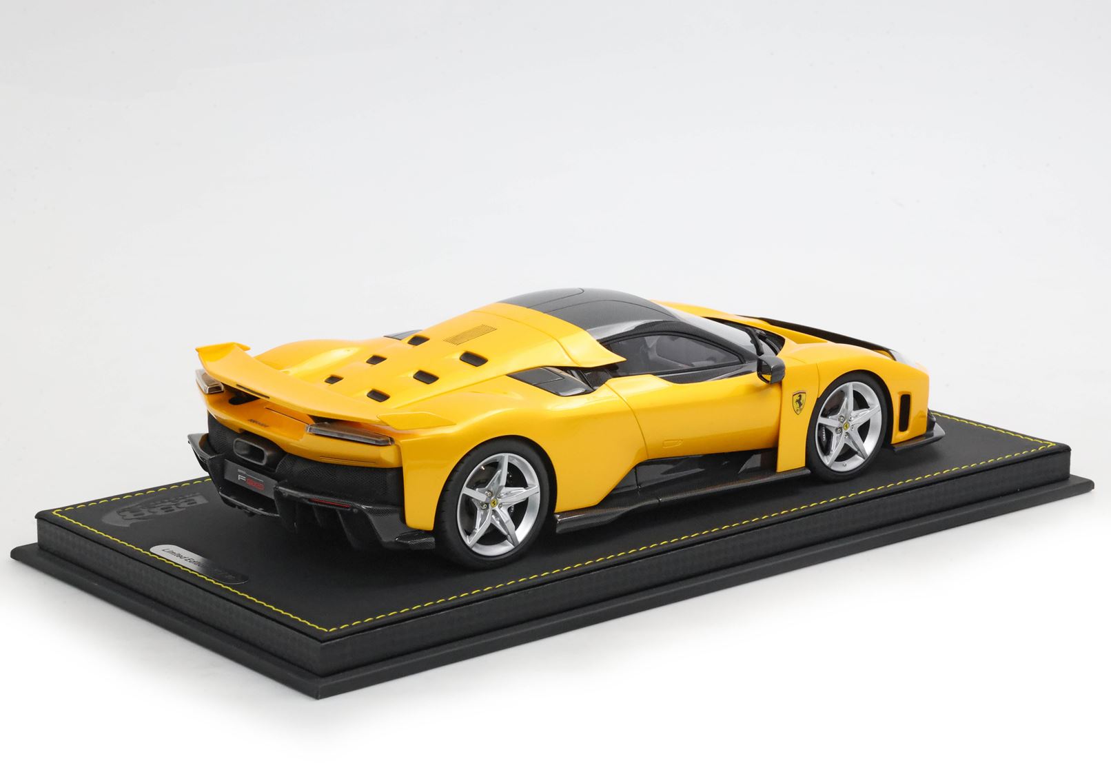 BBR Ferrari F80 Optional Carbonio - Triple Layer Yellow | 1:18 - Imagen 2