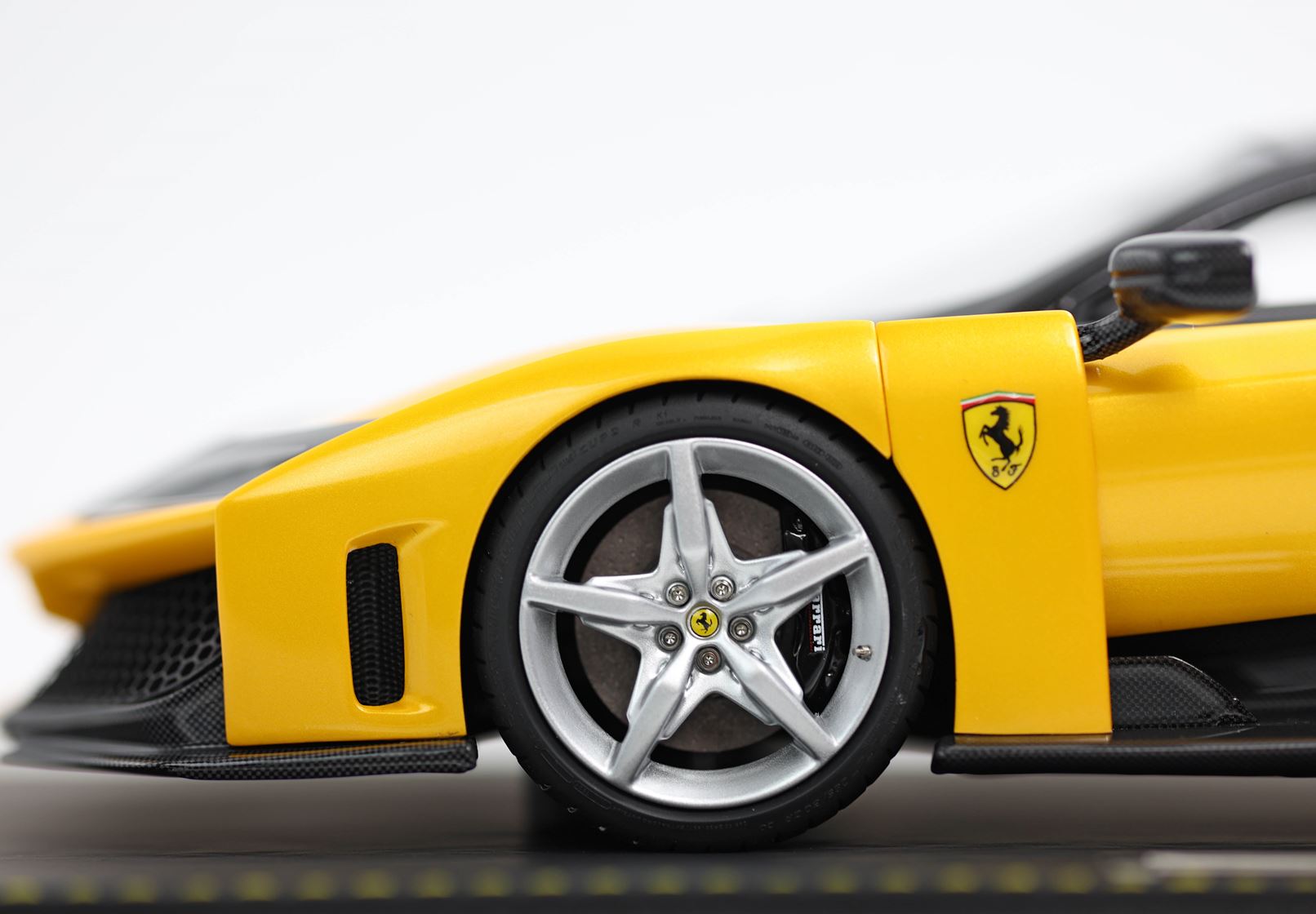 BBR Ferrari F80 Optional Carbonio - Triple Layer Yellow | 1:18 - Imagen 4