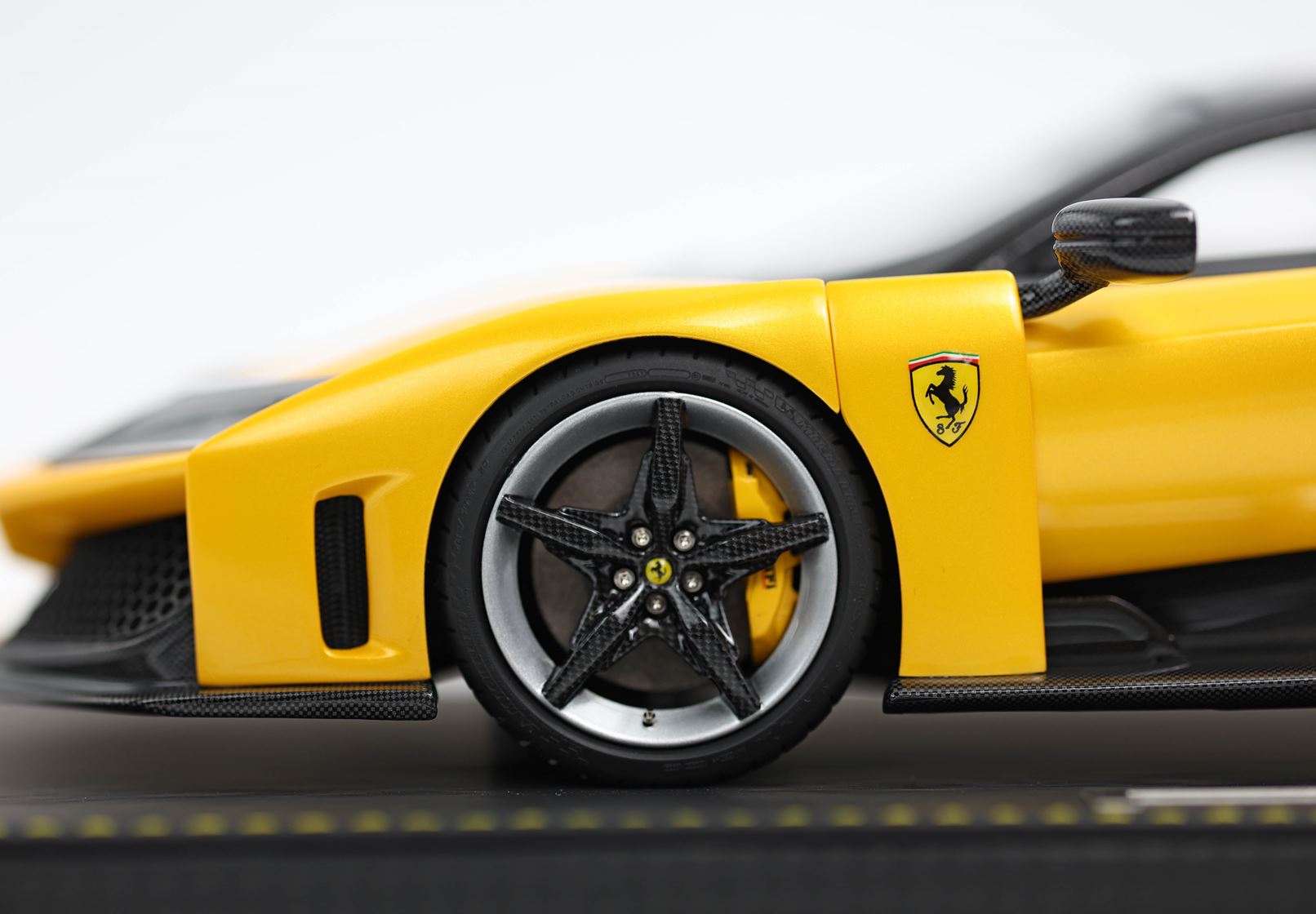 BBR Ferrari F80 Yellow Calipers and Bicolor Wheels - Tri-Coat Yellow | 1:18 - Imagen 4
