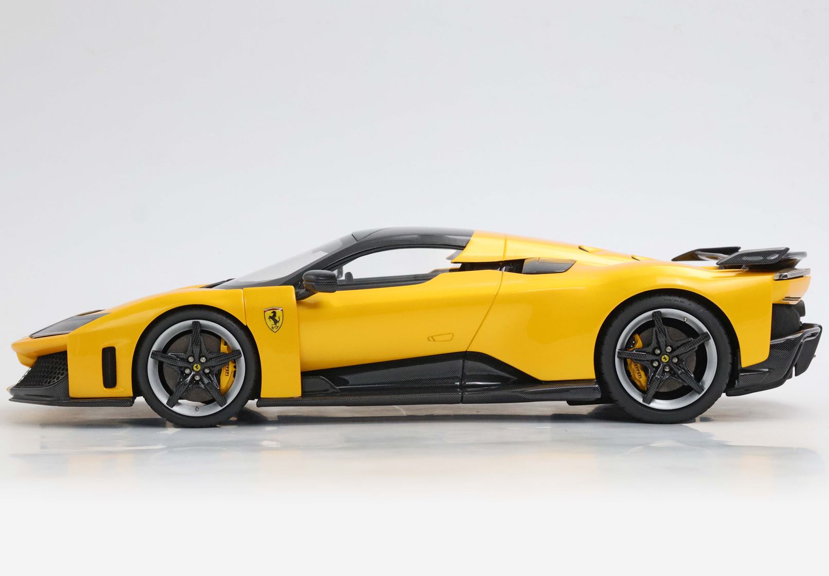 BBR Ferrari F80 Yellow Calipers and Bicolor Wheels - Tri-Coat Yellow | 1:18 - Imagen 7