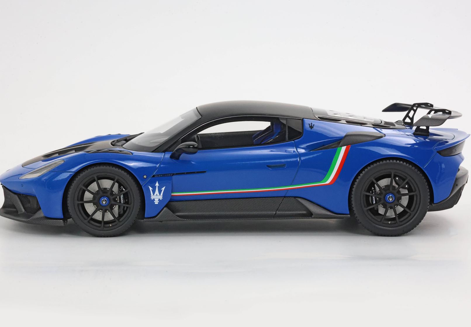BBR Maserati GT2 Stradale With Italian Flag - Infinity Blue | 1:18 - Imagen 5