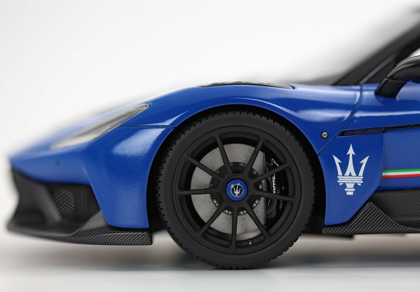 BBR Maserati GT2 Stradale With Italian Flag - Infinity Blue | 1:18 - Imagen 7