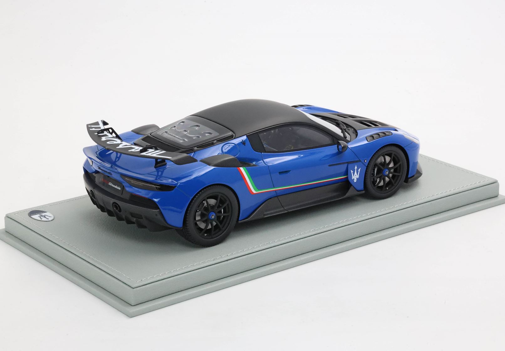 BBR Maserati GT2 Stradale With Italian Flag - Infinity Blue | 1:18 - Imagen 2