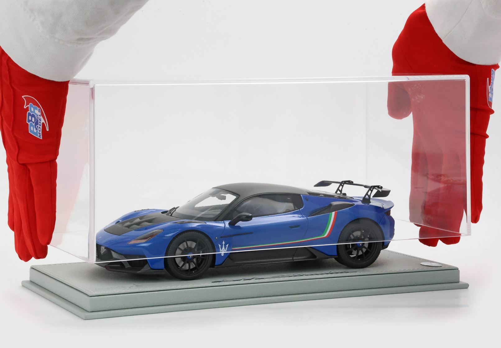 BBR Maserati GT2 Stradale With Italian Flag - Infinity Blue | 1:18 - Imagen 3