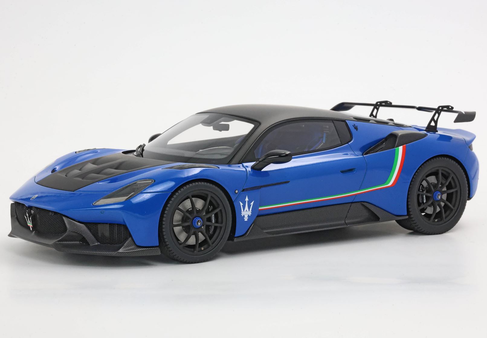 BBR Maserati GT2 Stradale With Italian Flag - Infinity Blue | 1:18 - Imagen 4