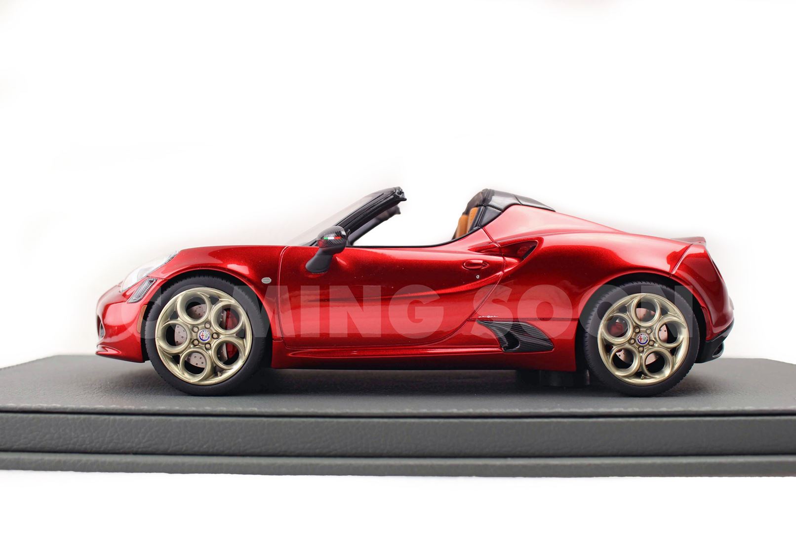 BBR Alfa Romeo 4C Spider Tributo 33 Stradale - Villa d'Este Red | 1:18 - Imagen 4