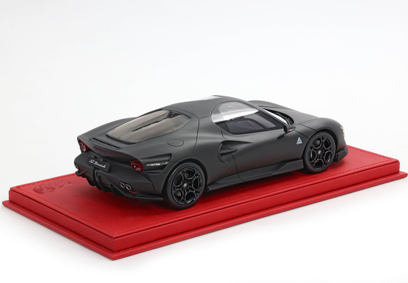 BBR Alfa Romeo 33 Stradale - Matte Carbon | 1:18 - Imagen 2
