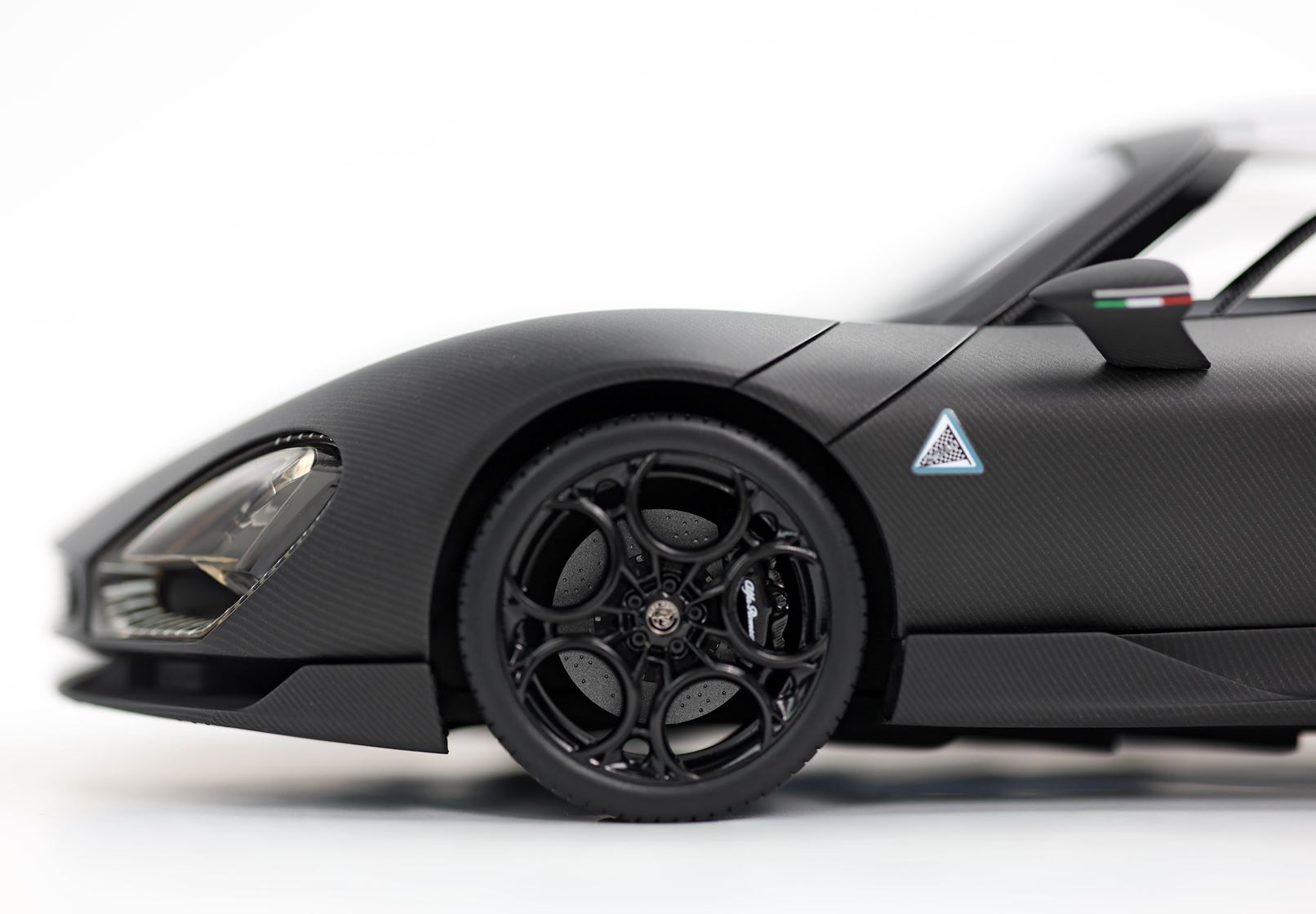 BBR Alfa Romeo 33 Stradale - Matte Carbon | 1:18 - Imagen 8