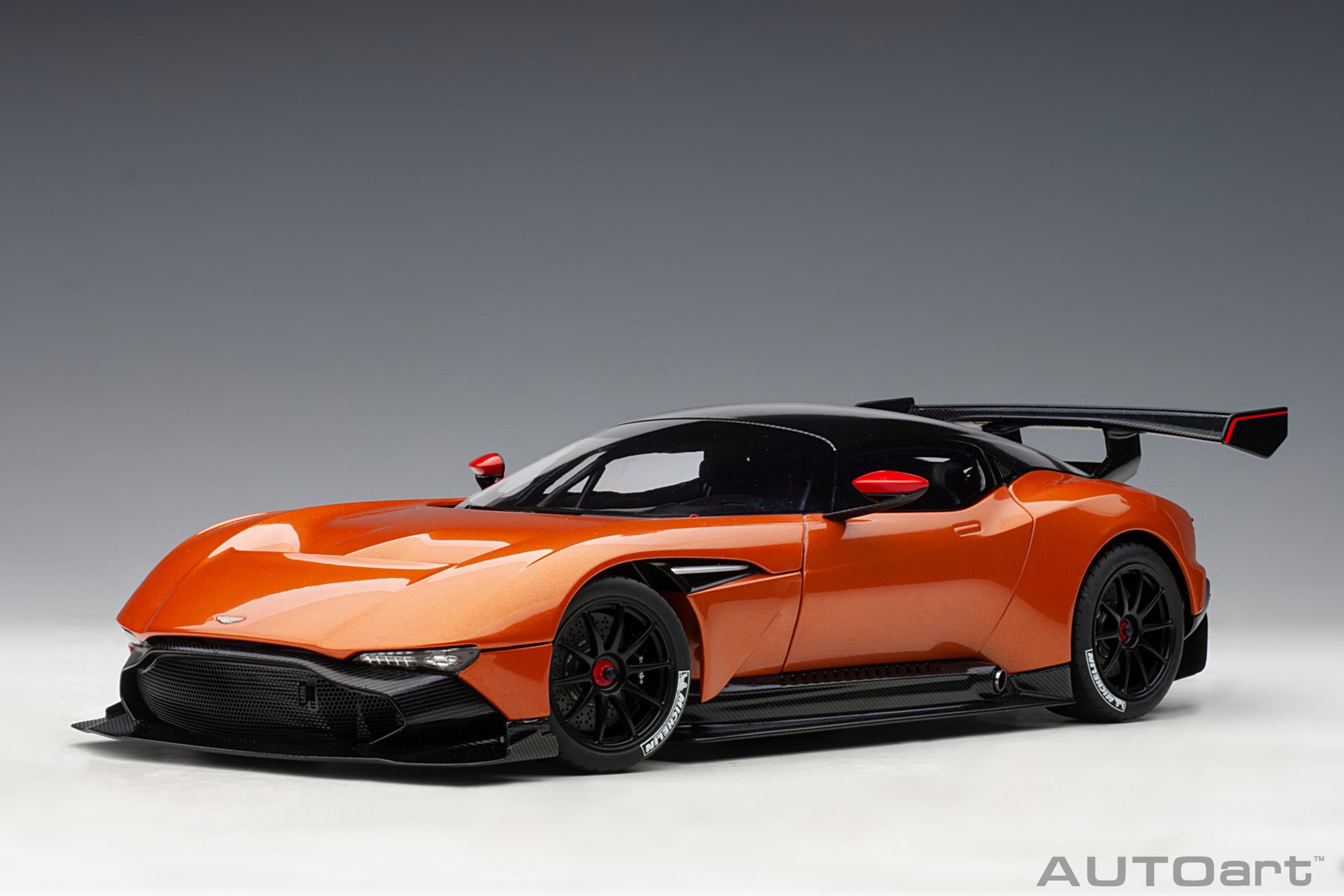 AUTOart Aston Martin Vulcan 2015 1:18 - Madagascar Orange