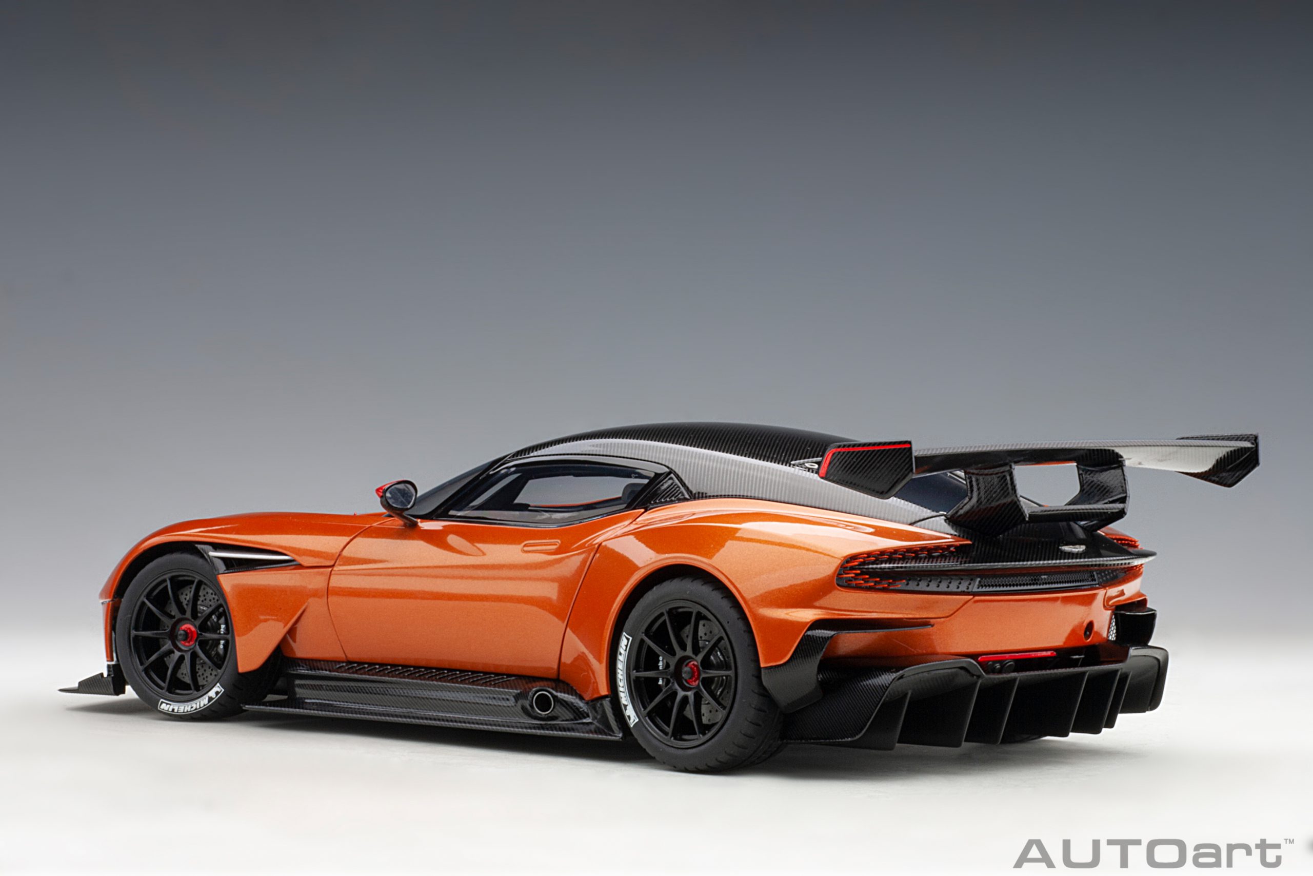 AUTOart Aston Martin Vulcan 2015 1:18 - Madagascar Orange – Bild 2